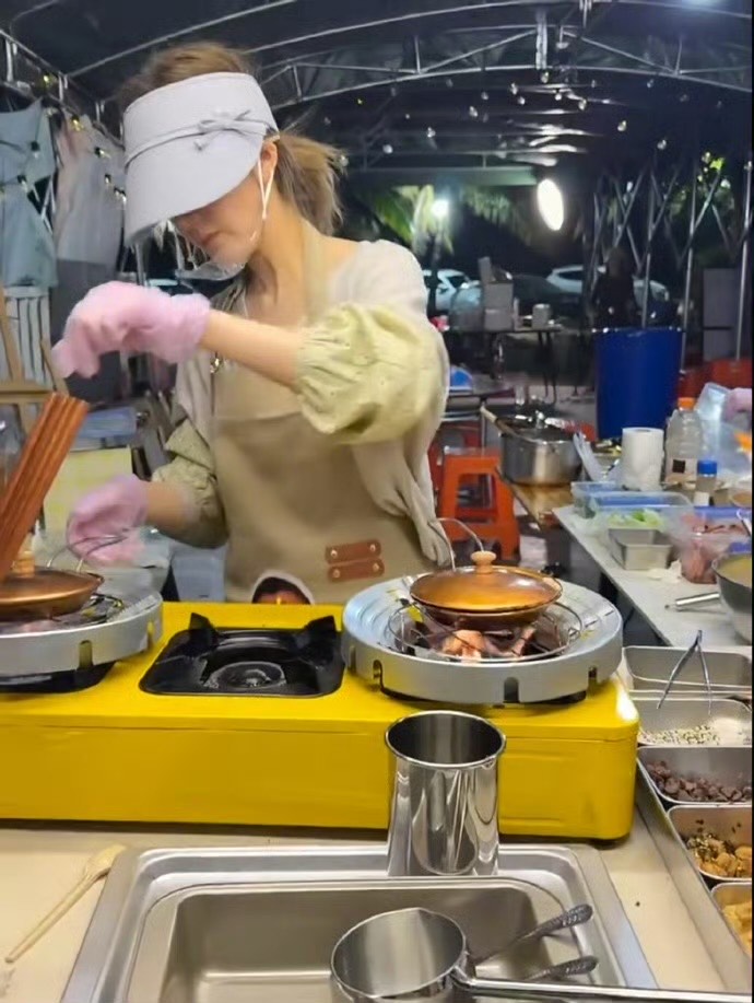 趙露思日前在海南三亞的亞龍灣博後村夜市擺攤。（翻攝自微博）