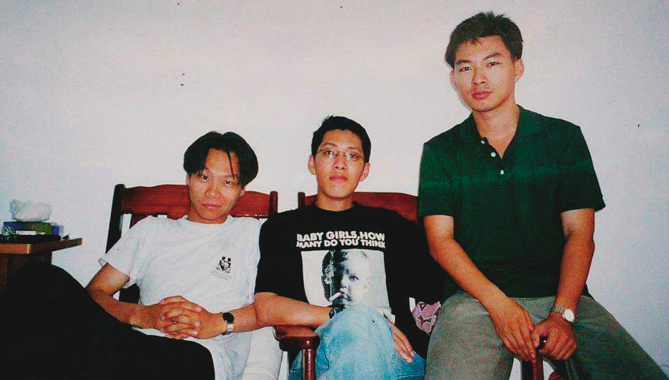 1995年，22歲的葉浩（左）在一般大學生畢業的年紀，成為大一新生。圖為他假期時返台與張禮豪（右）合影。（張禮豪提供）