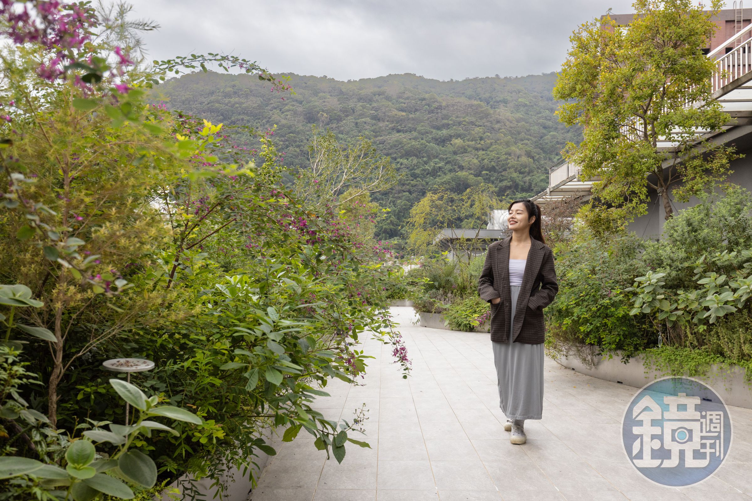 冠翔請來景觀建築師吳書原在市區打造隱秘綠洲，在頂樓設置了一座空中花園。