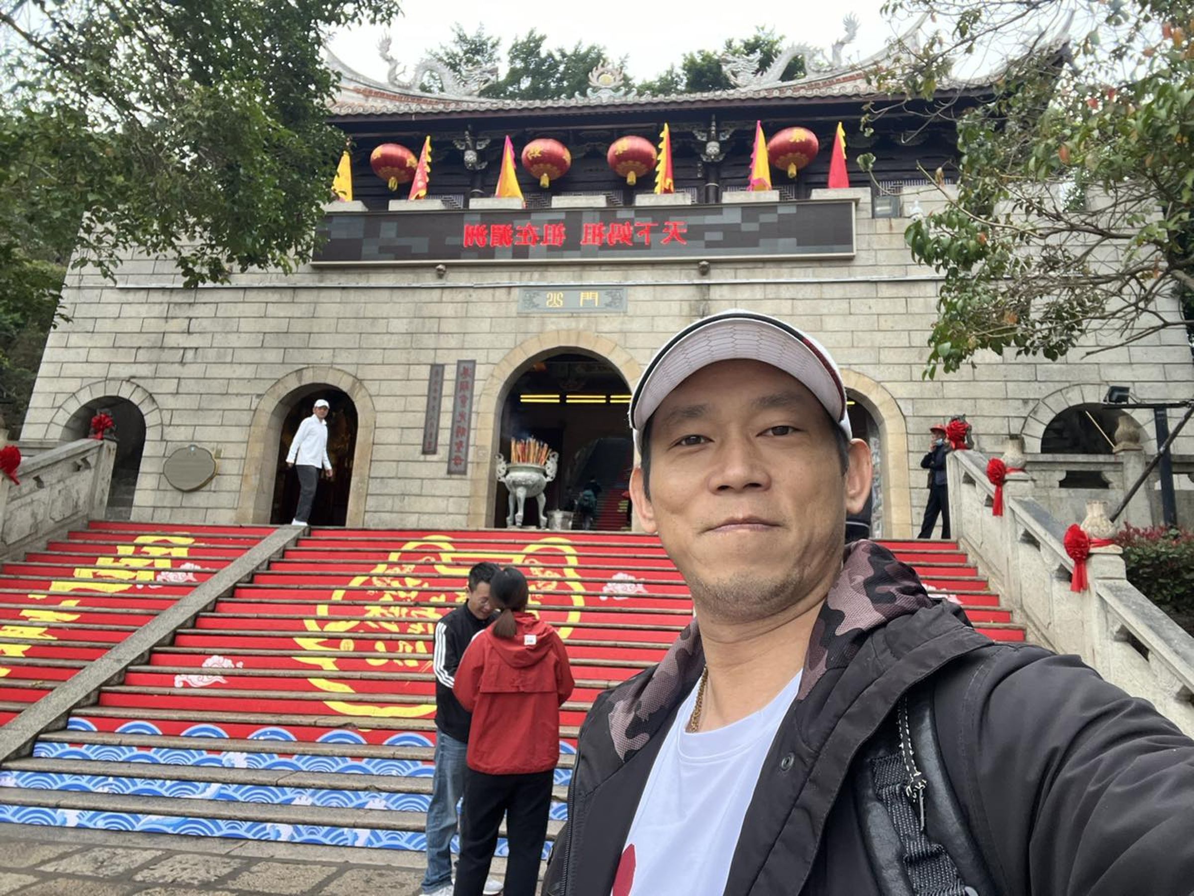 顏正國本月7日因肺腺癌病逝,後事交由其摯友鋼鐵爸操辦。(顏正國臉書)