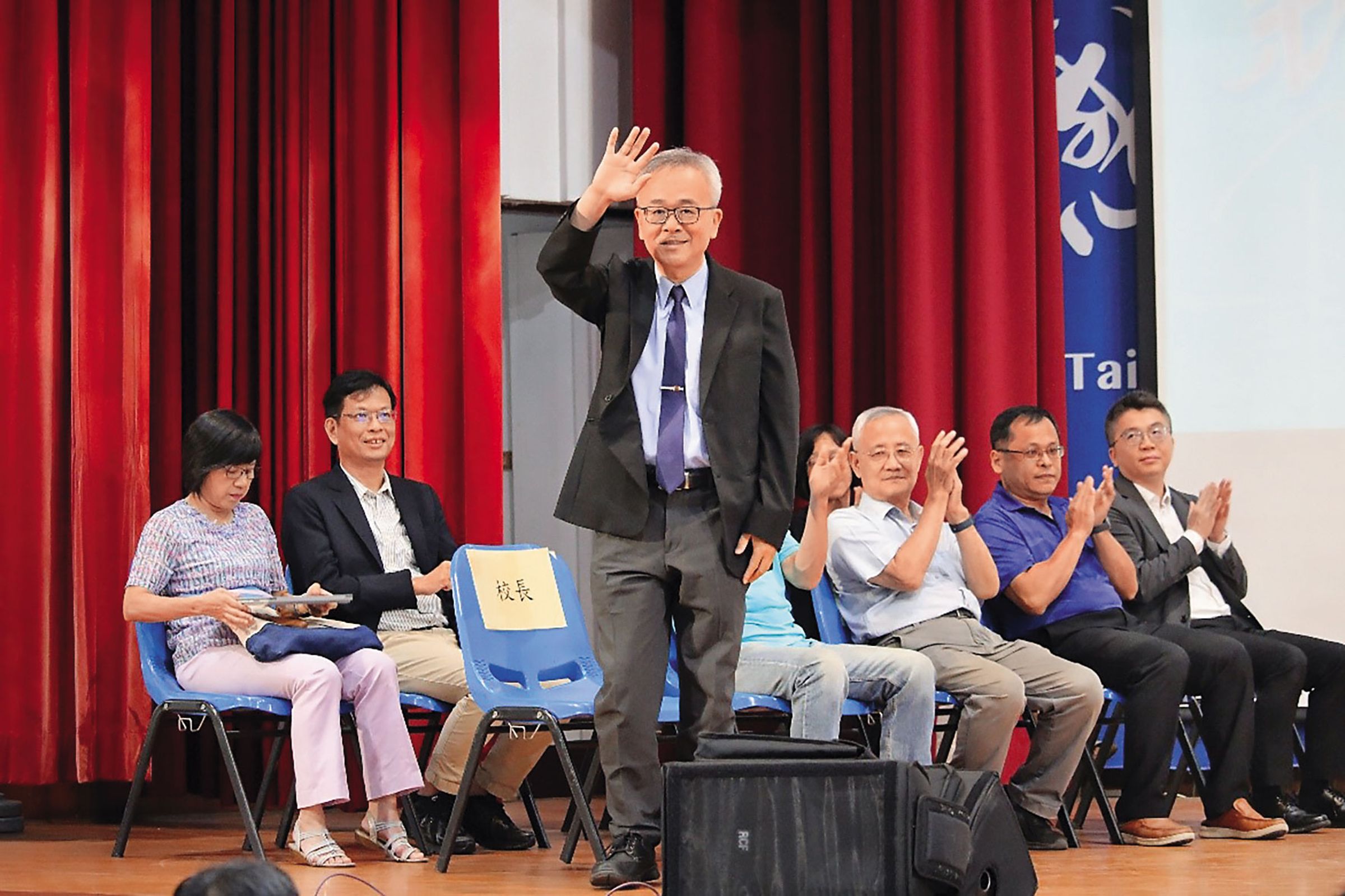 國立台中科大校長陳同孝(站立者)遭控以不正當手段提升學術地位。(翻攝台中科技大學臉書)