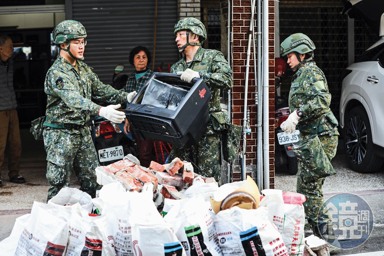 軍方在強震過後緊急出動，協助受影響的居民復原清理家園