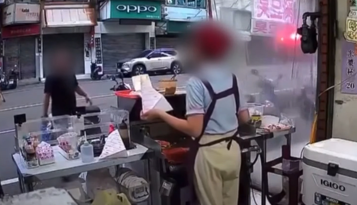 新竹一名李姓男子在早餐店鬧事，警方的處理方式遭到炎上。（翻攝畫面）