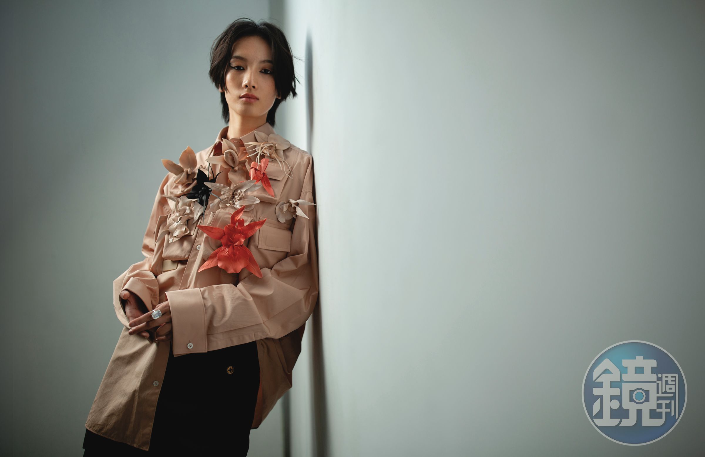 膚色棉質花卉襯衫 價格店洽 by PRADA／百慕達褲  價格店洽 by LOUIS VUITTON／MESMERA個性戒指NT$5,450 by SWAROVSKI