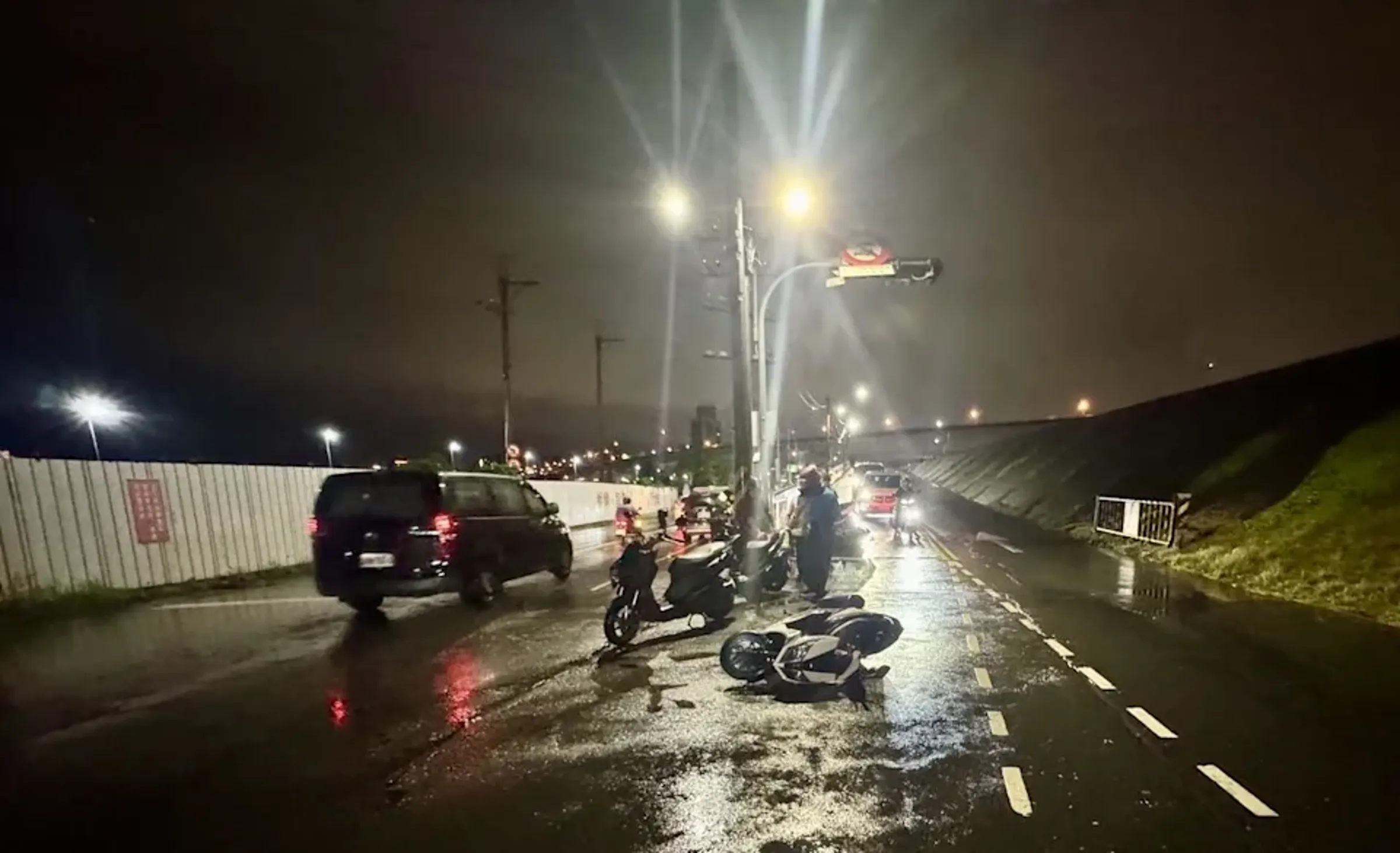 新北市新莊一名員警昨(5日)在車禍現場疏導交通時,突然遭到機車擦撞,造成全身多處擦挫傷。(翻攝畫面)