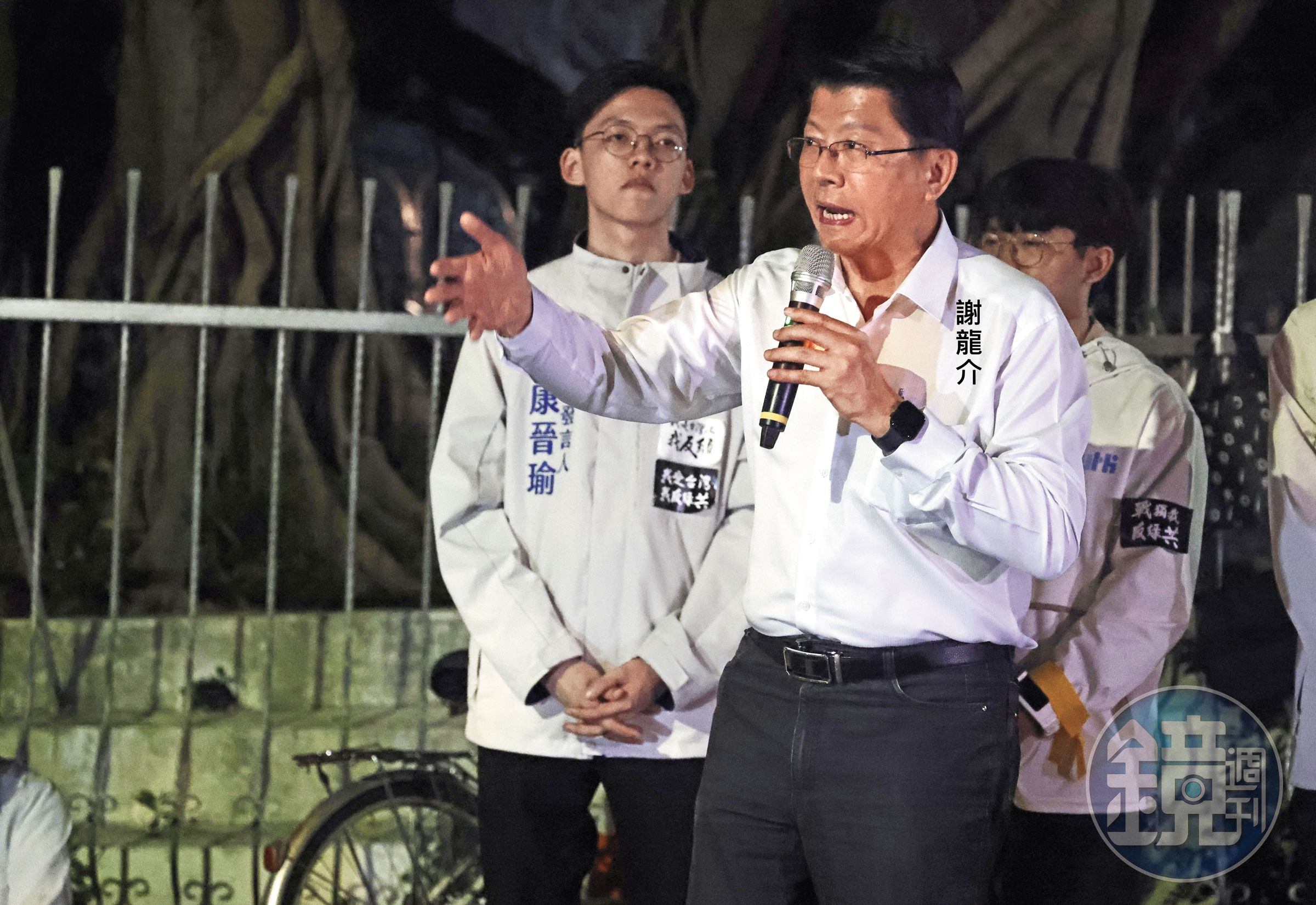 立委謝龍介在北檢前號召藍營支持者抗議，涉違反《集遊法》，將被台北市警方移送法辦。