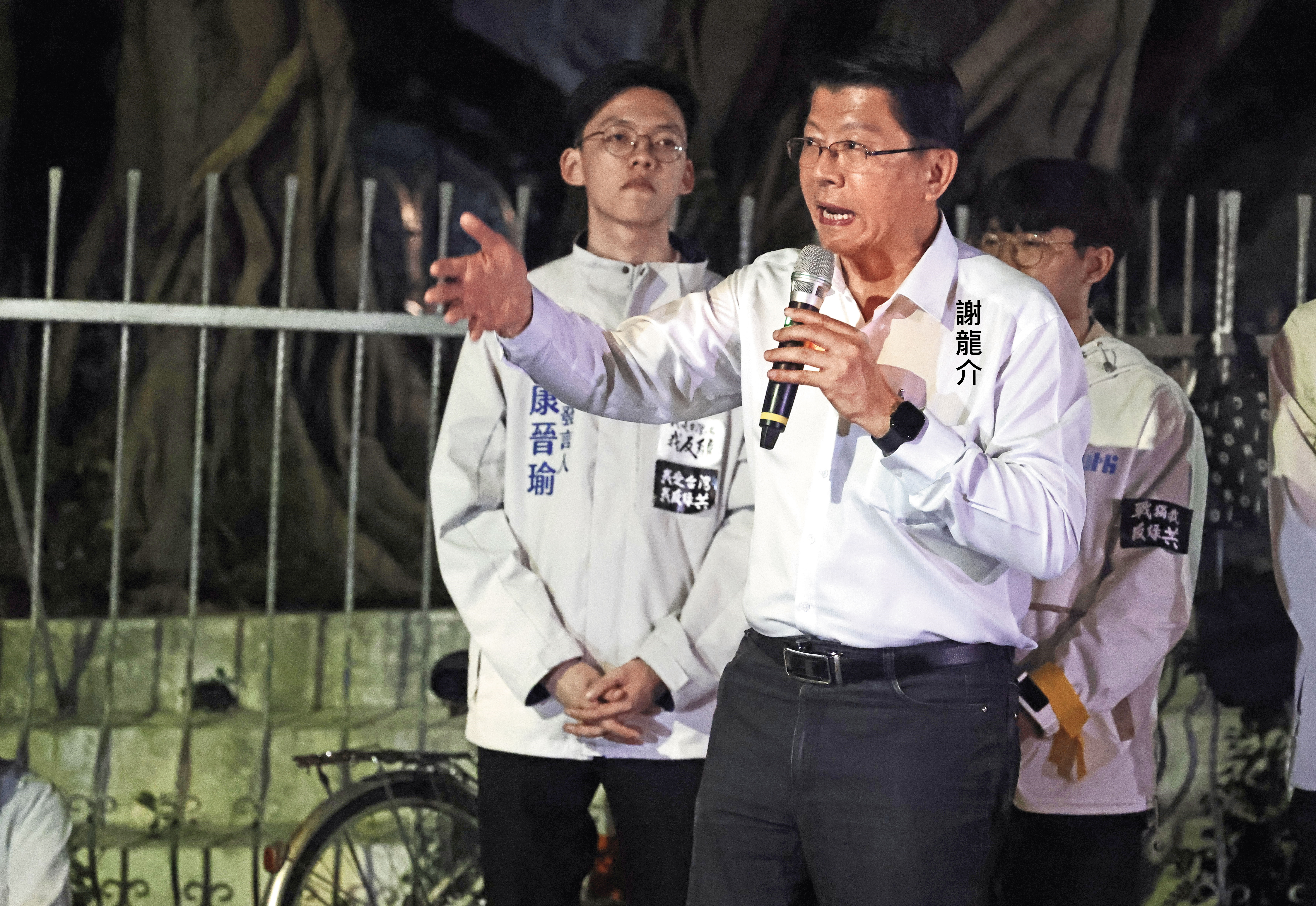 立委謝龍介在北檢前號召藍營支持者抗議，涉違反《集遊法》，將被台北市警方移送法辦。