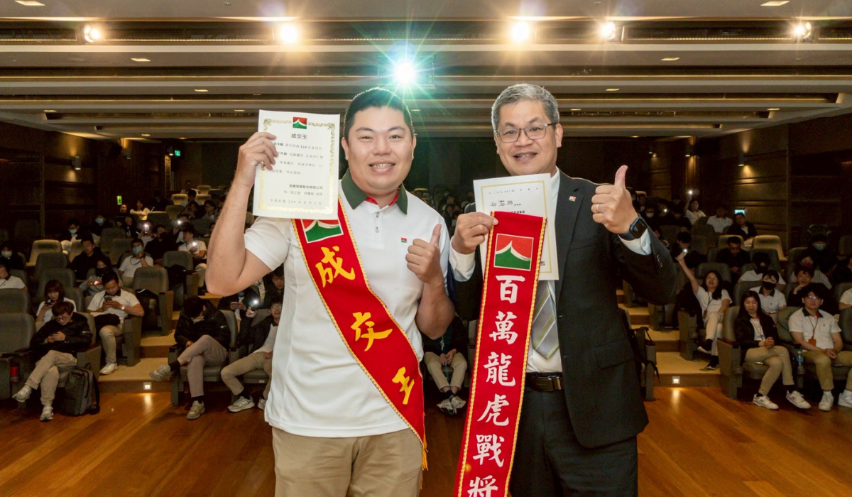 信義房屋任職5年的吳宇麟(左),在今年「圓夢」選上店主管。(信義房屋提供)