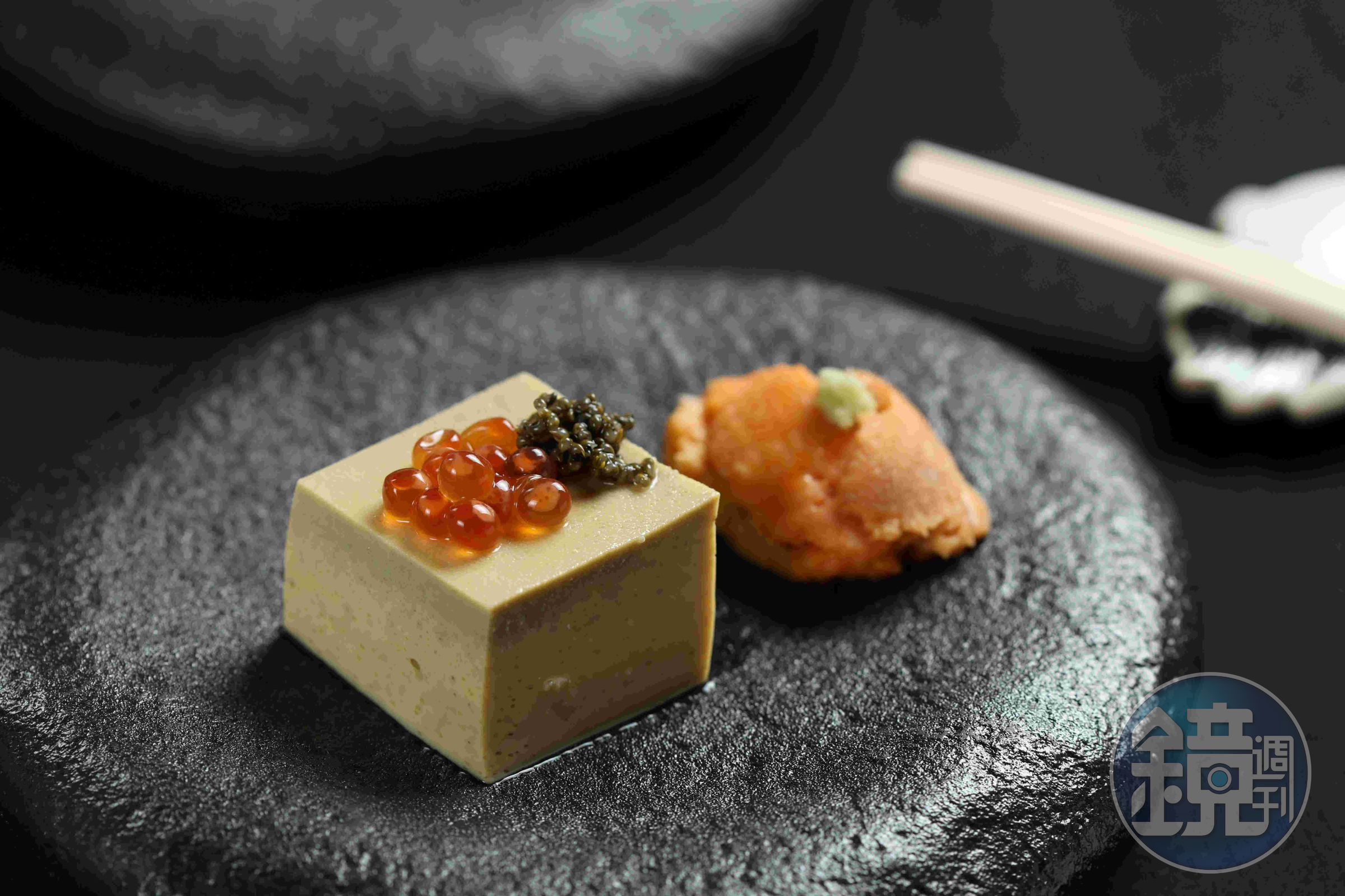 享用「海膽鮭魚卵佐甜蝦豆腐」時，最好一口豆腐、一口海膽，最能感受有地膚子提味的蝦膏濃郁感。