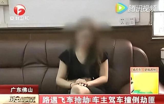 遭搶劫女子駕車追逐搶匪，孰料其中一人當場遭撞死。（翻攝自新聞晨報微博）