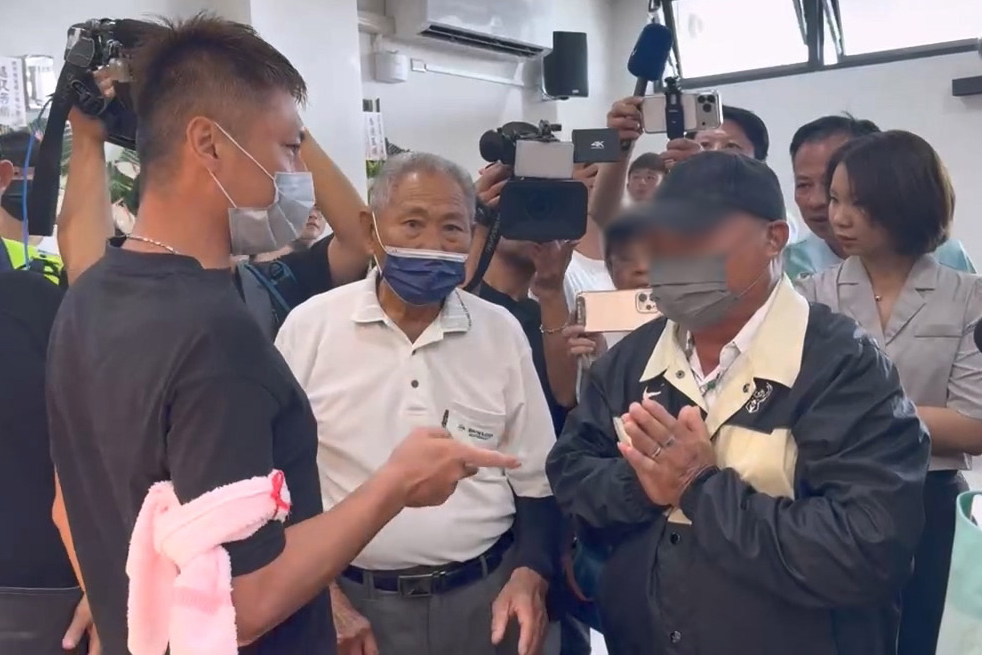 陳弟更當場激動質問前來上香的林父：「你兒子怕被打不敢來，但他敢輾死我姊？這是什麼道理？」。（民眾提供）