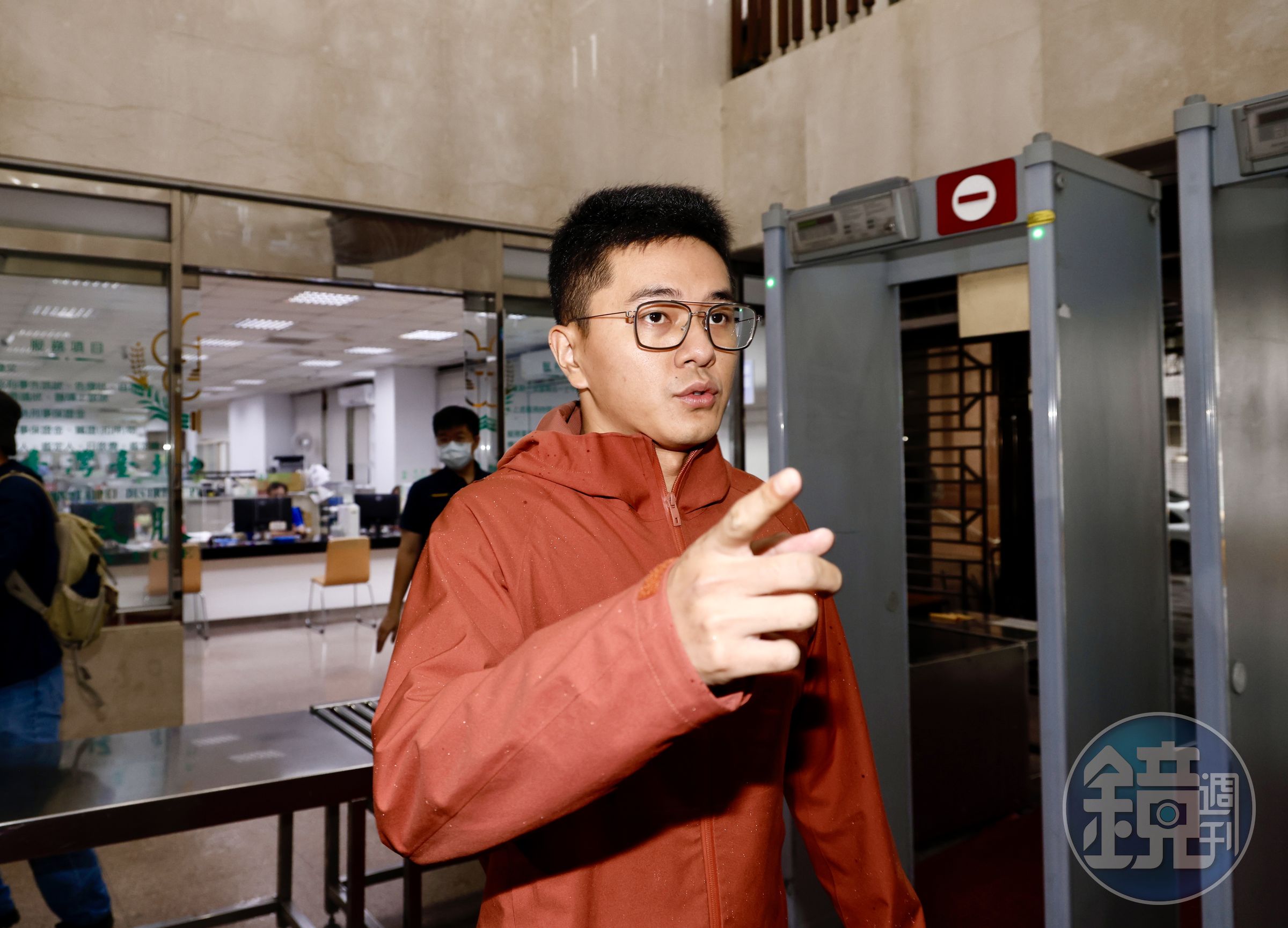 李孝亮因為一直在吸菸,所以躲過遭起訴。(本刊資料照)
