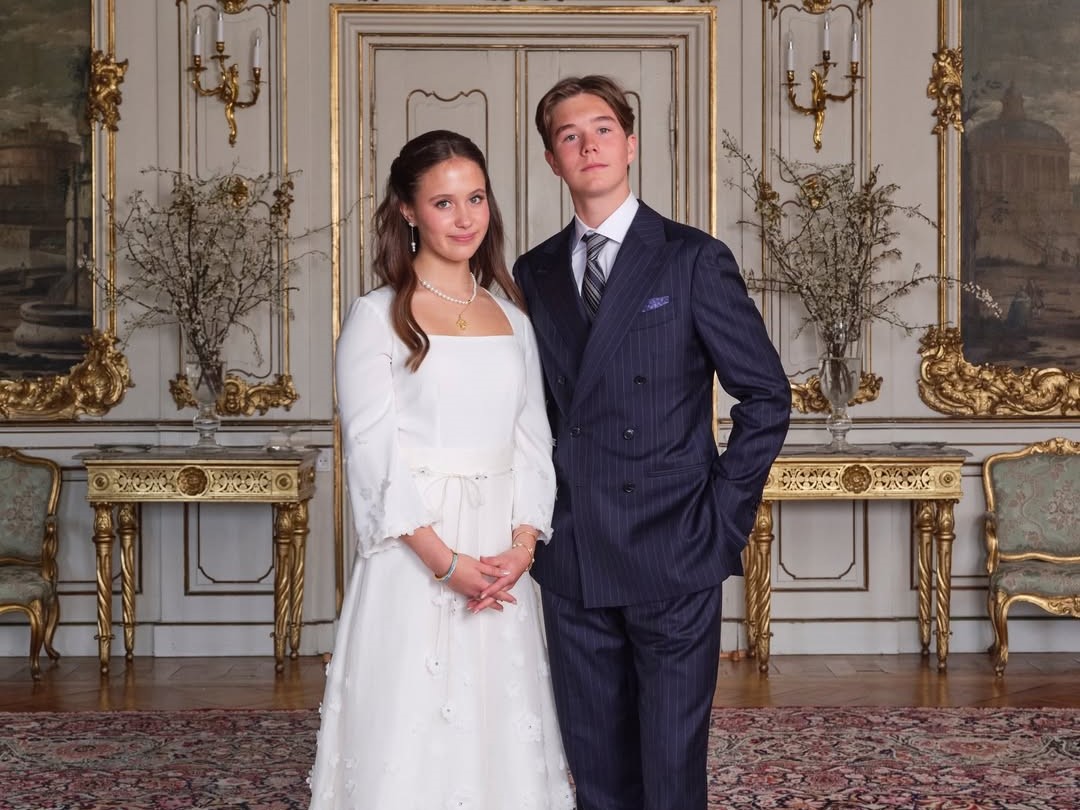 15歲的文森特王子（右）與約瑟芬公主（左）完成堅振禮，氣質出眾。（翻攝detdanskekongehus IG）