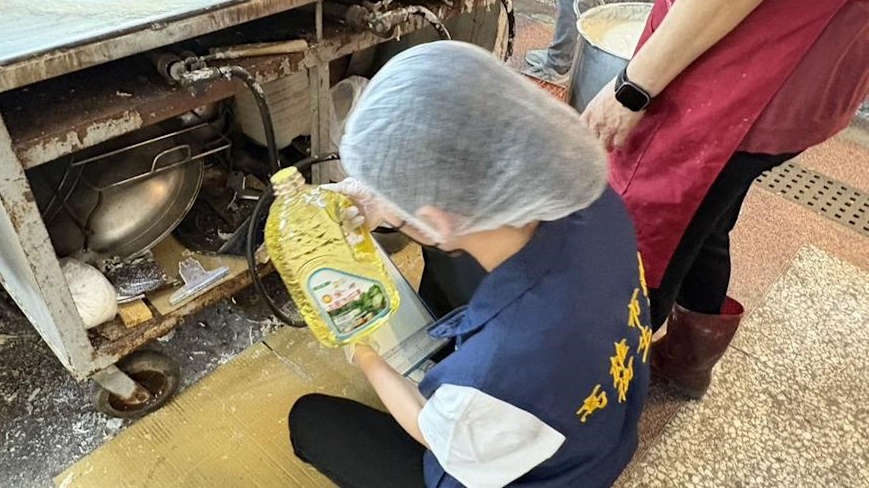 高雄市鳳山正義市場春捲攤疑爆食安問題，引發集體食物中毒。（翻攝畫面）