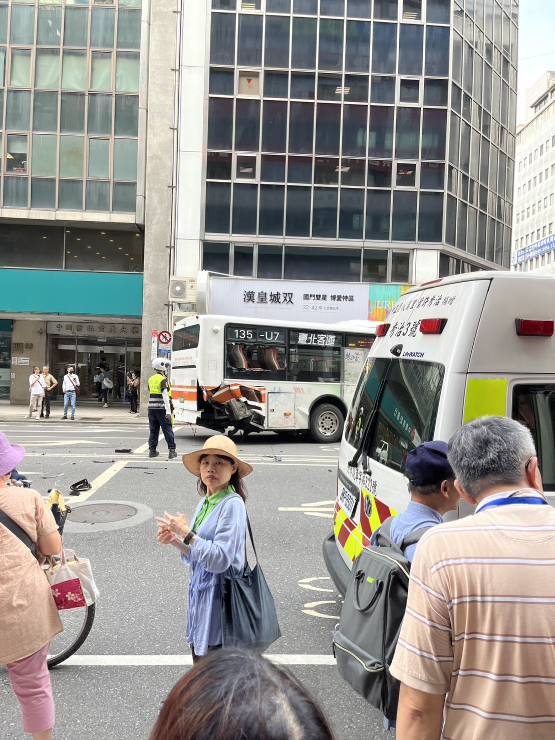  公車車尾遭轎車撞上。