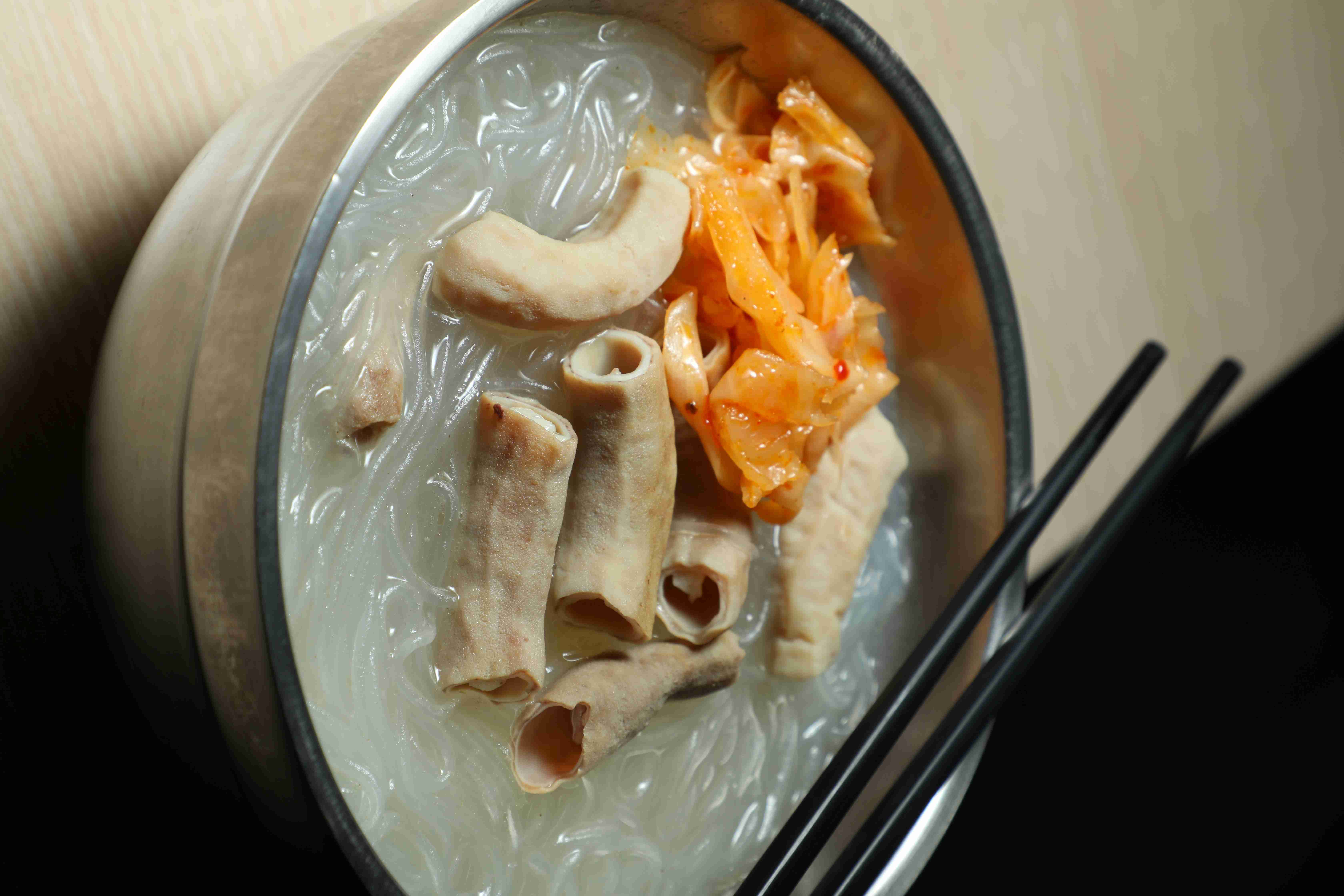 帶著微微藥膳味的「豬腸冬粉」，豬小腸乾淨耐嚼，加冬菜又會變個味道。（70元／碗）