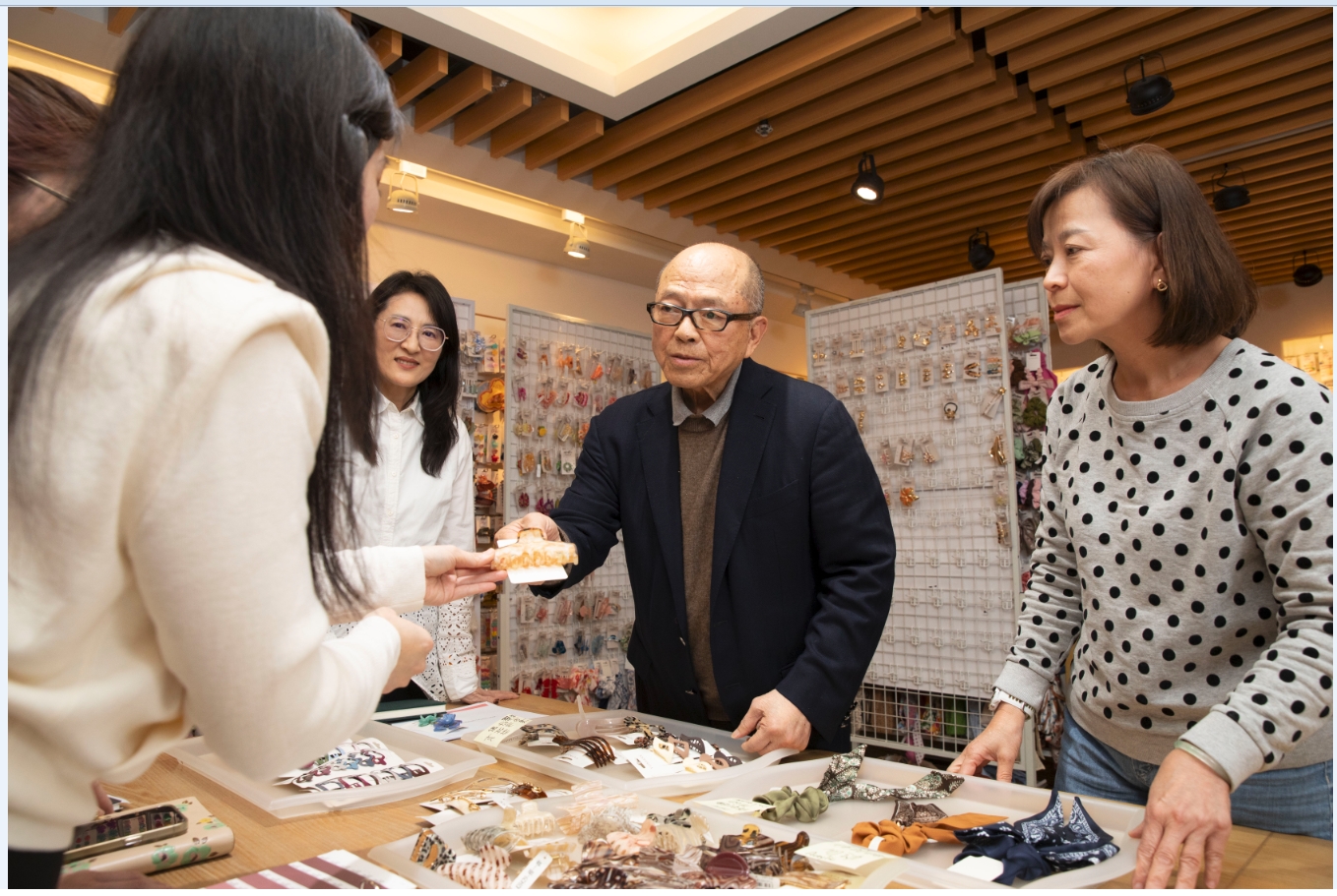 陳明宏(中)在女人圈中打滾,公司同事有9成是女性。