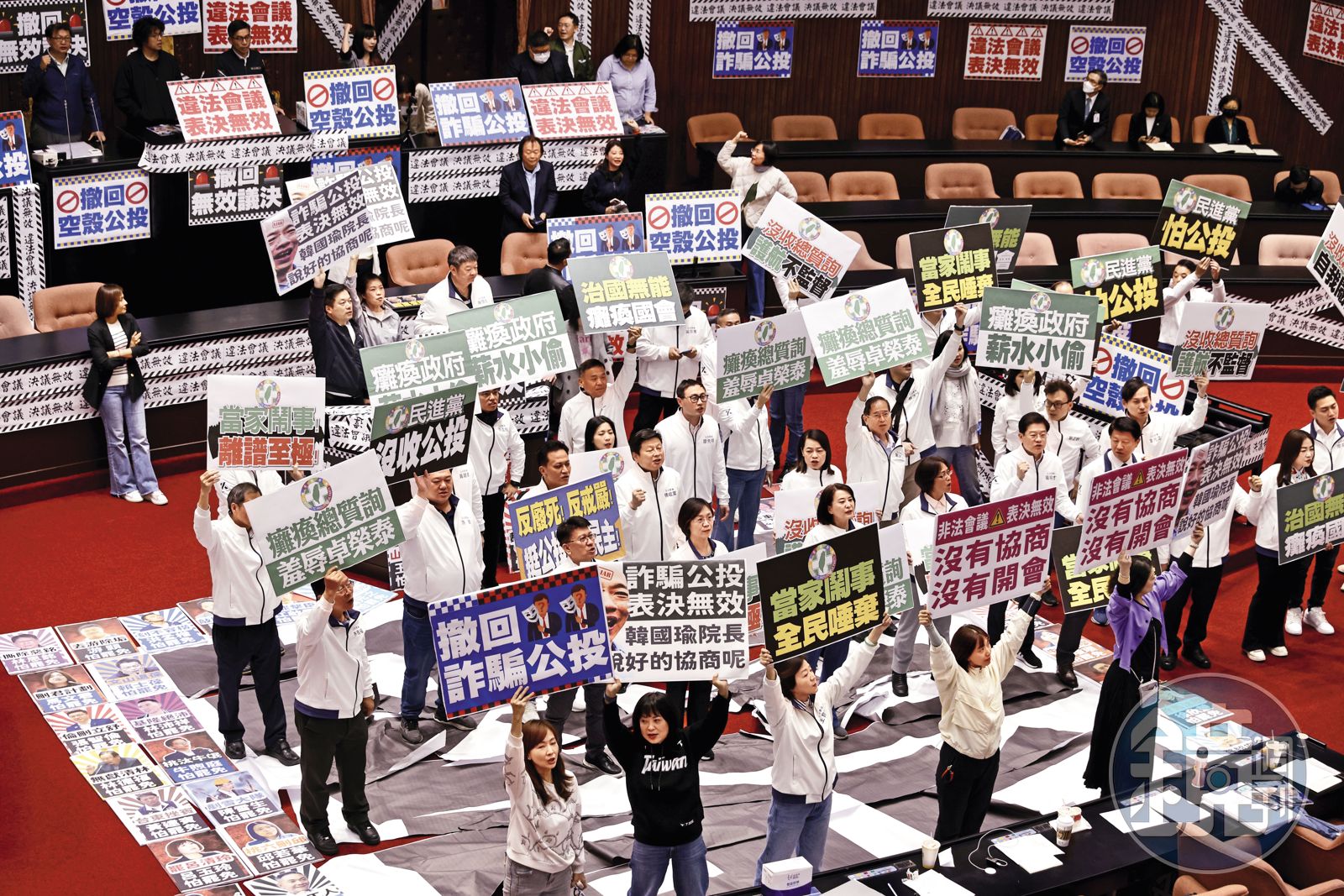 鏡論/告別煙塵籠罩的2025年