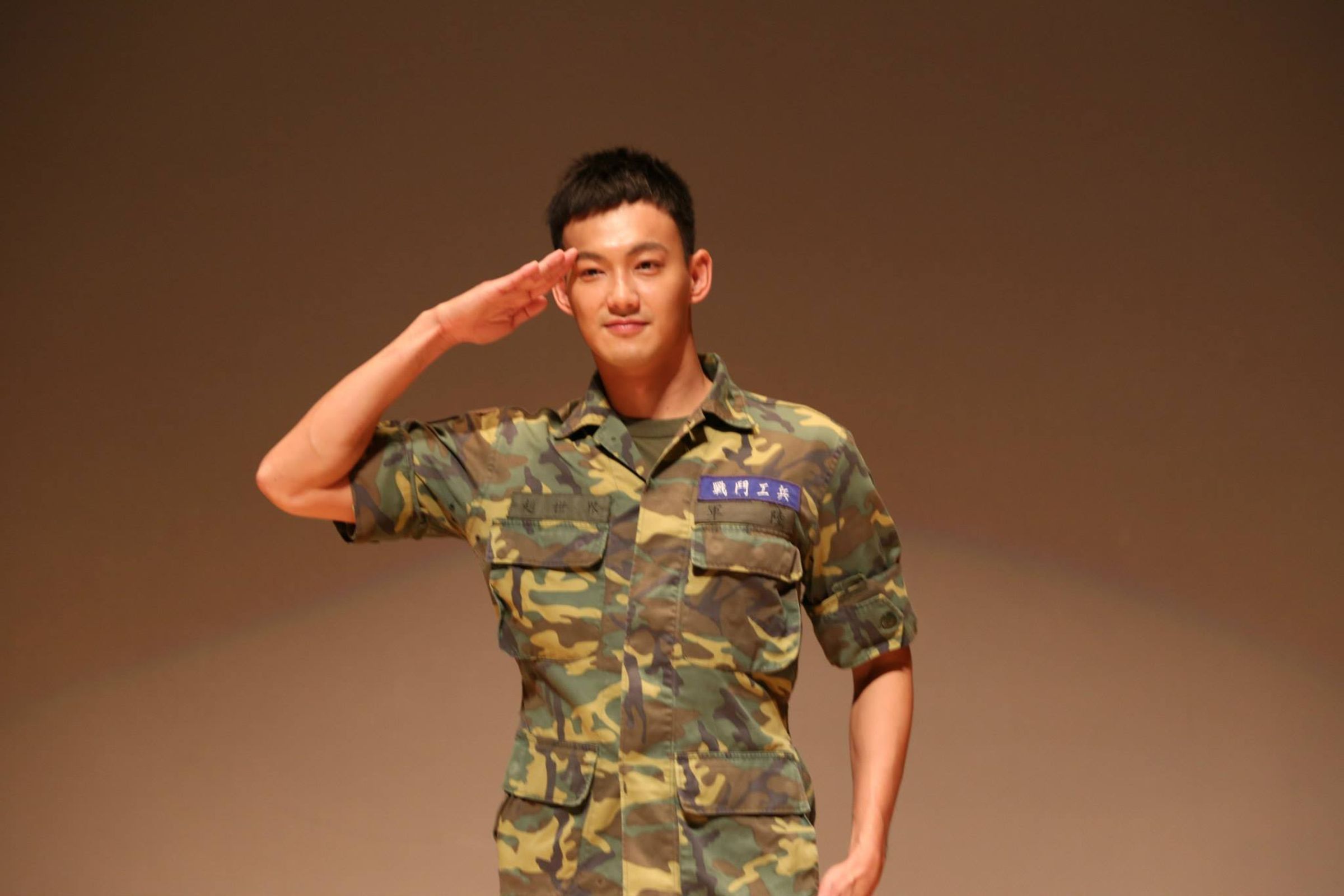 威廉曾演軍教片,敬禮手勢標準。(翻攝報告班長 勇往直前 No Sir臉書)