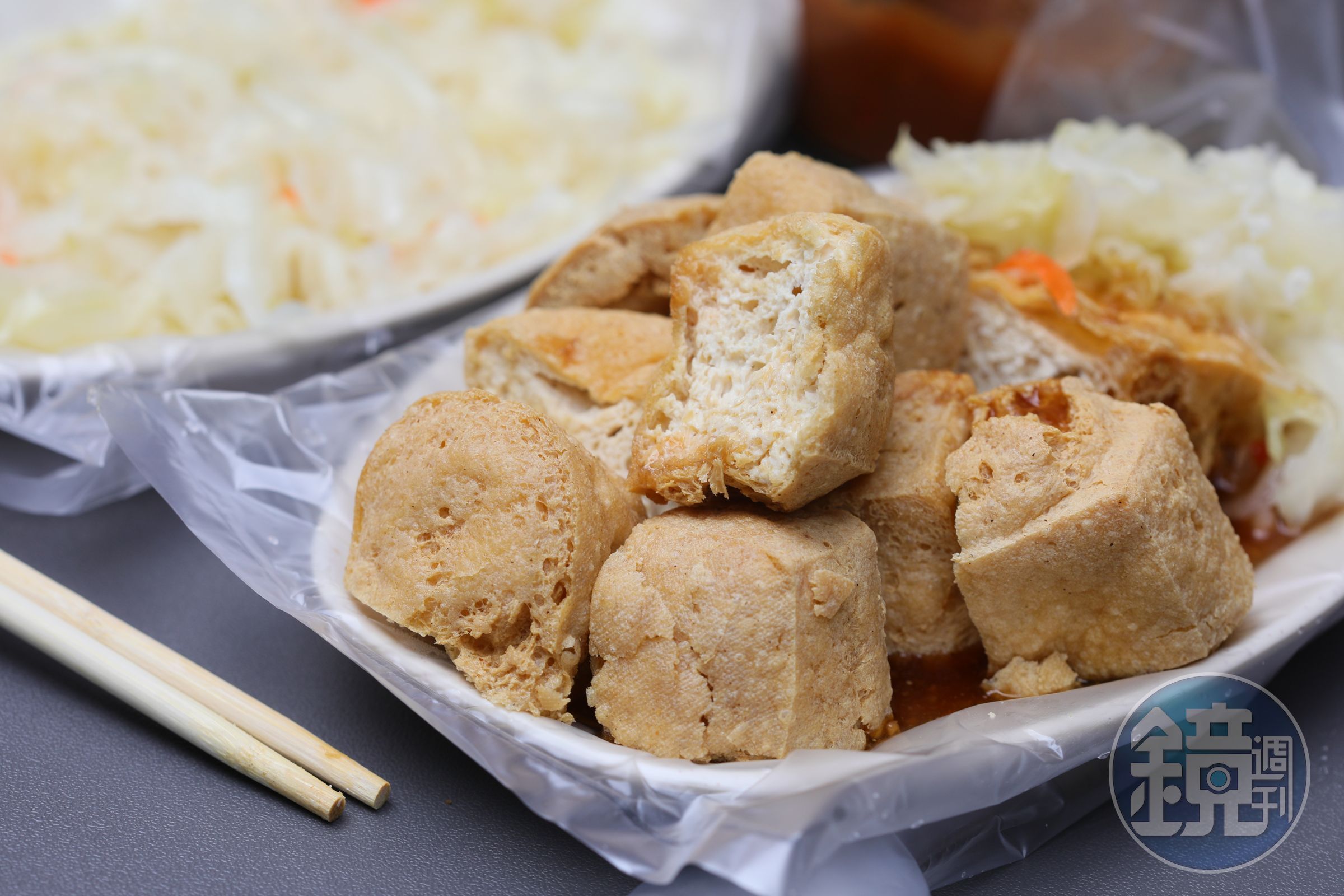 關渡醫院附近的人氣小吃「阮Q臭豆腐」，是許多老饕大力推薦在地美食。