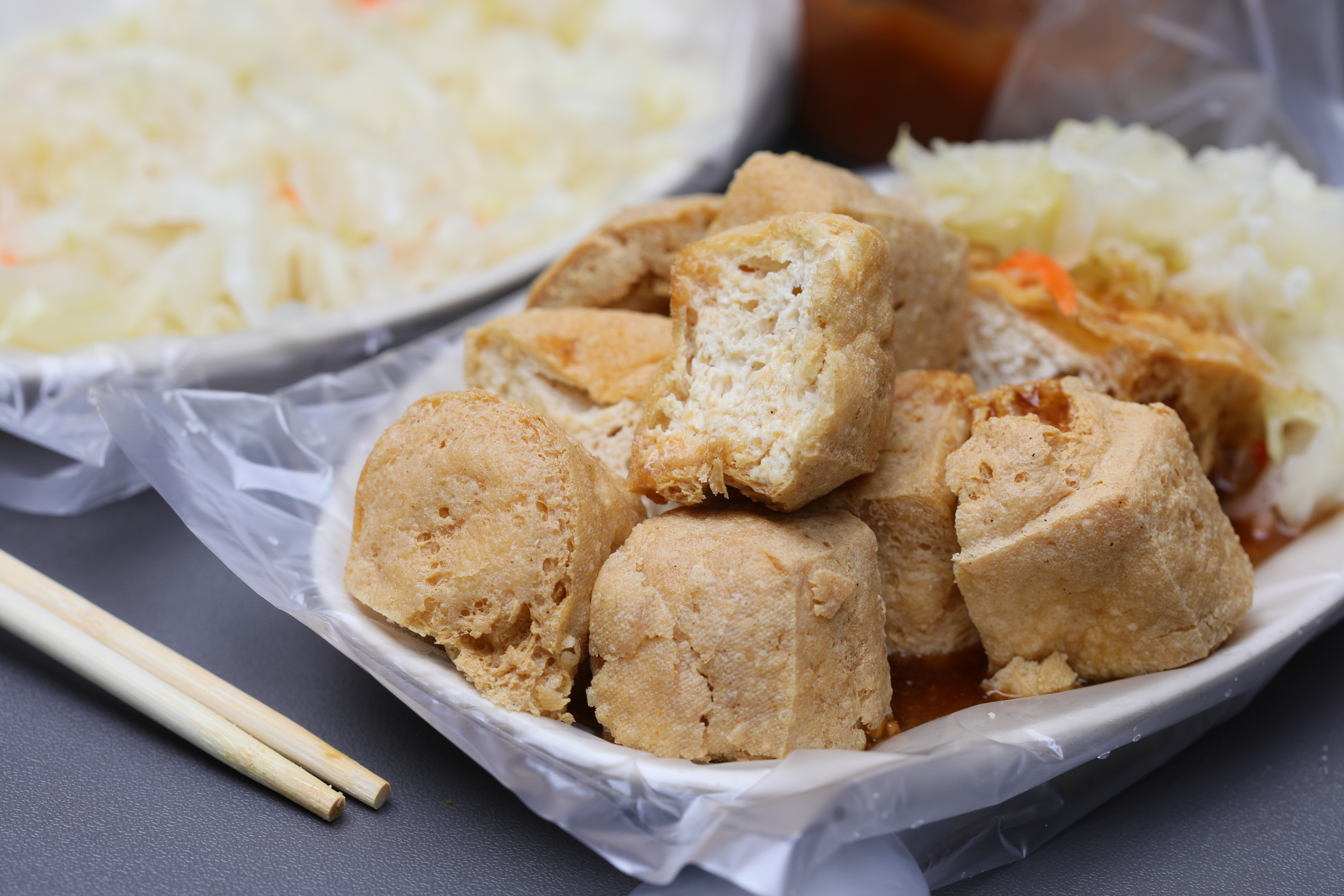 關渡醫院附近的人氣小吃「阮Q臭豆腐」，是許多老饕大力推薦在地美食。