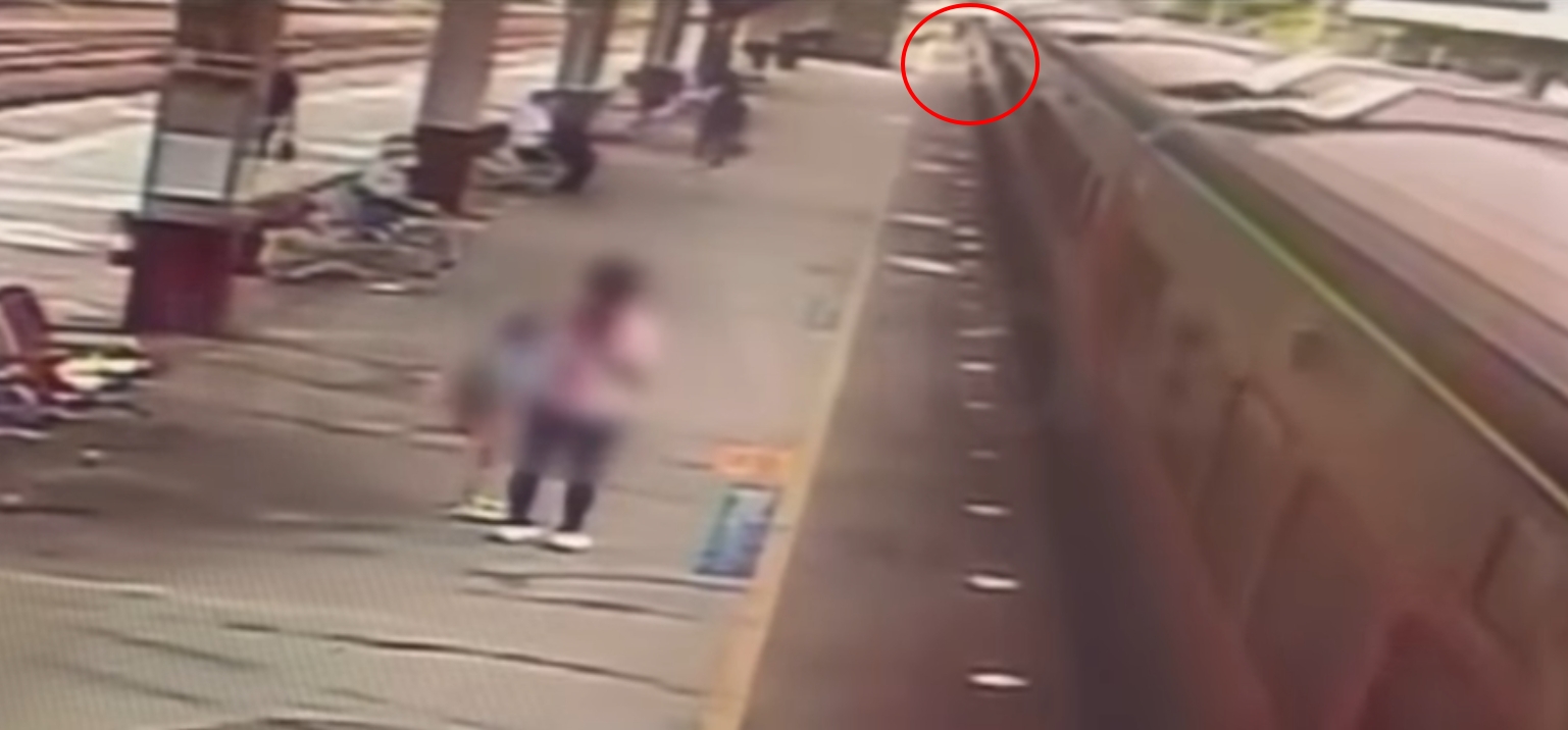 台鐵今上午驚傳有民眾攀附在自強號列車的縫隙長達7分鐘，警方已鎖定對象進行追查。（翻攝畫面）