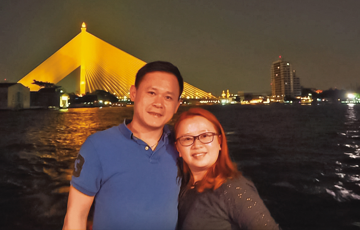 李維勝（左）與何慧育（右）夫妻涉嫌設局詐騙女建商六千多萬元。（讀者提供）