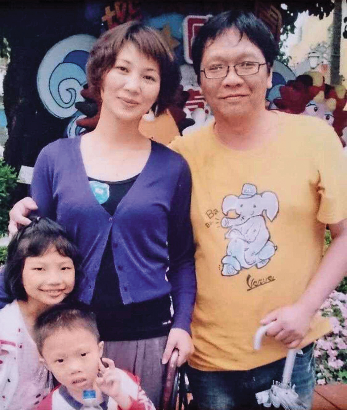 張豔君（左）與先生（右）僅見一次面，經過2年通信、通話，便決定結婚，生下一對兒女。（張豔君提供）