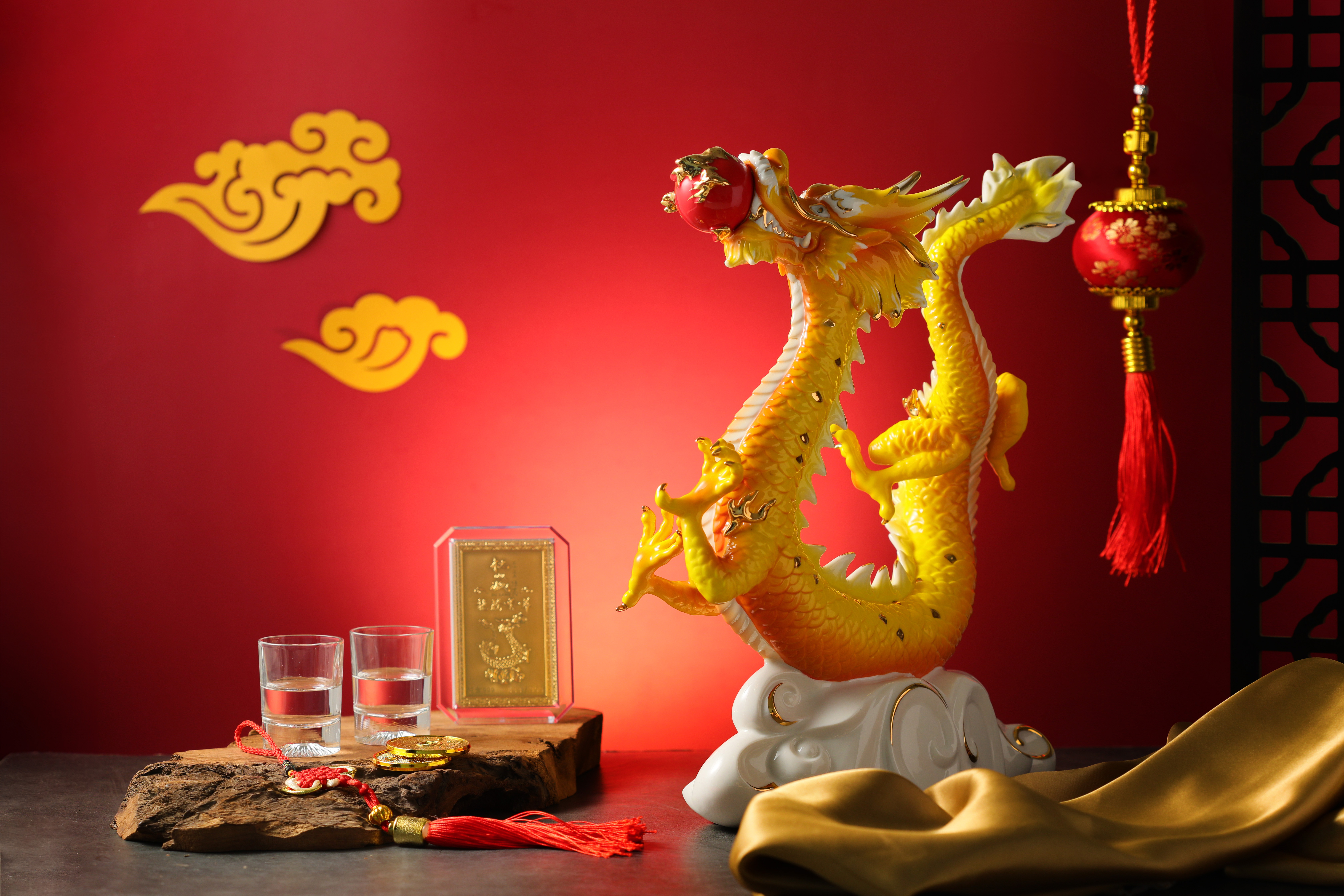 「杜藏35年陳高－龍騰雲萃」金龍造型酒器十分華麗，打開瓶口「龍咬珠」就能嘗到果香、梅香及木質香交織的醇厚陳高。（88,888元／瓶）