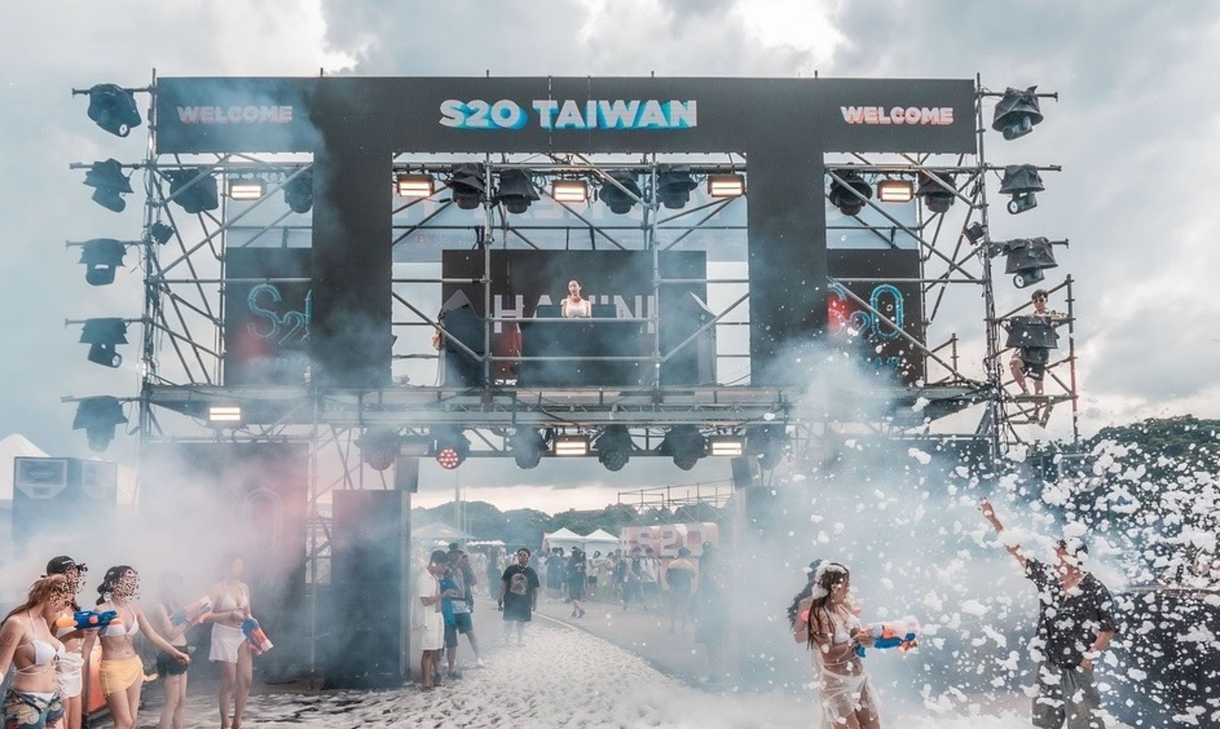 暑假最嗨的「S2O Taiwan潑水音樂節」,吸引大票人朝聖。(翻攝自S2O Taiwan Songkran Music Festival臉書)