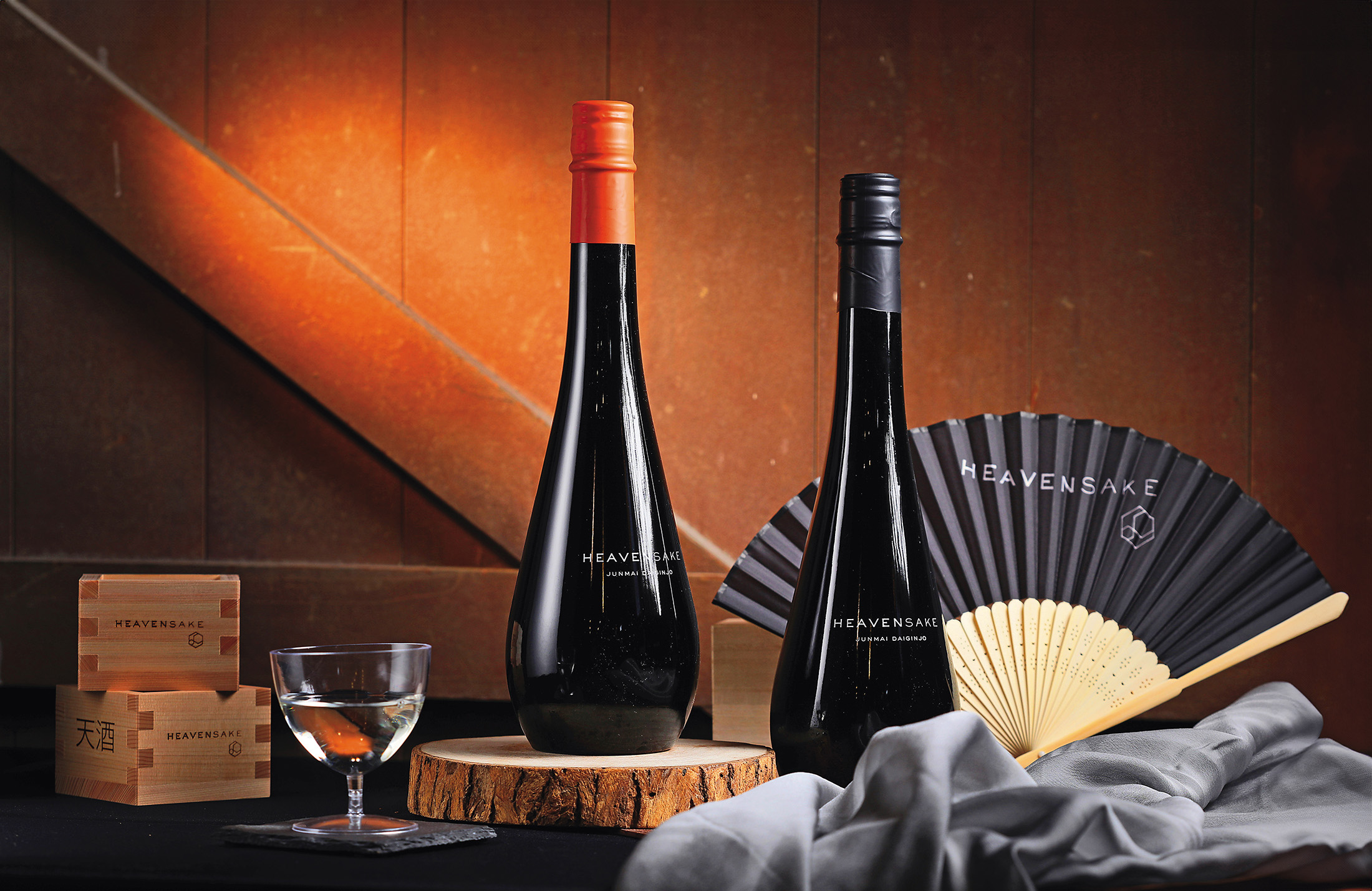 曾與時尚品牌Ambush聯名掀起熱潮，深受名人圈愛戴的精品清酒「HEAVENSAKE」正式進軍台灣。