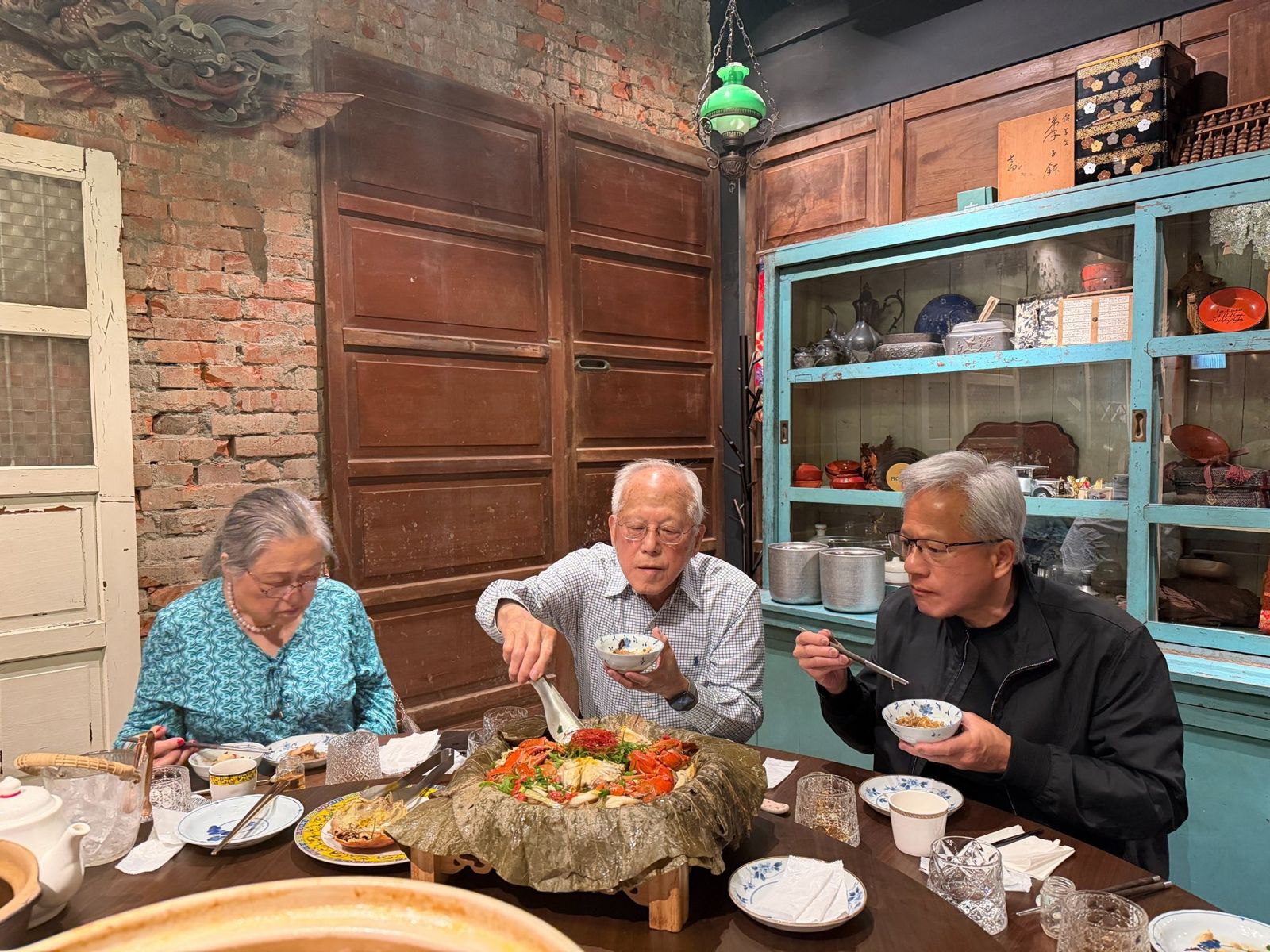 黃仁勳陪父母吃台菜! 一張照讓網噴淚:再有錢也是爸媽的兒子