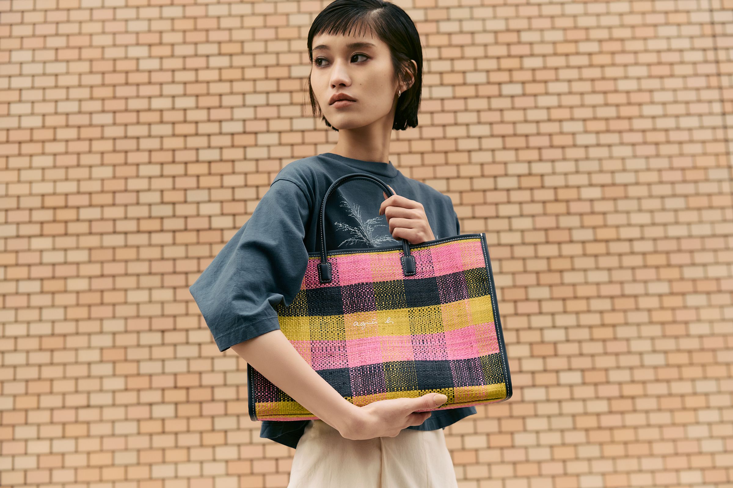 agnès b.以「City to beach」為主題推出VOYAGE系列夏日包款。拉菲草手提包中型NT$7,280（agnès b.提供）        