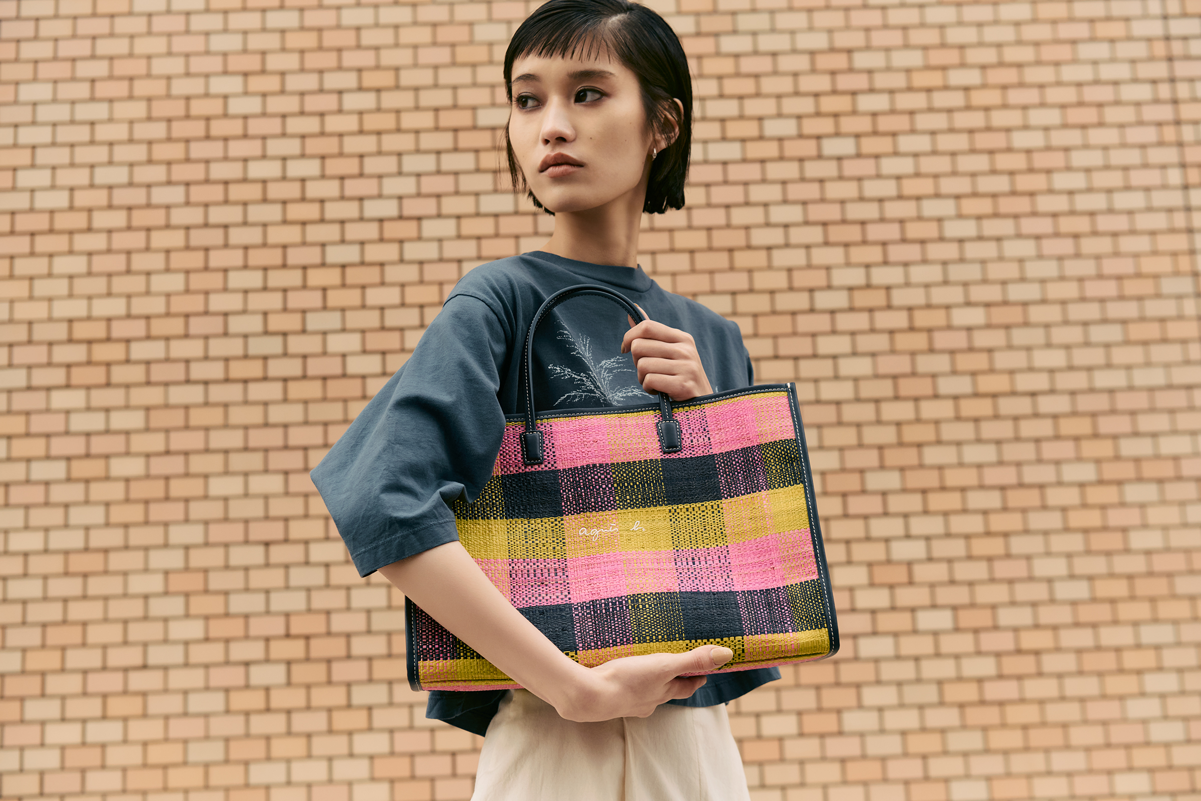 agnès b.以「City to beach」為主題推出VOYAGE系列夏日包款。拉菲草手提包中型NT$7,280（agnès b.提供）        