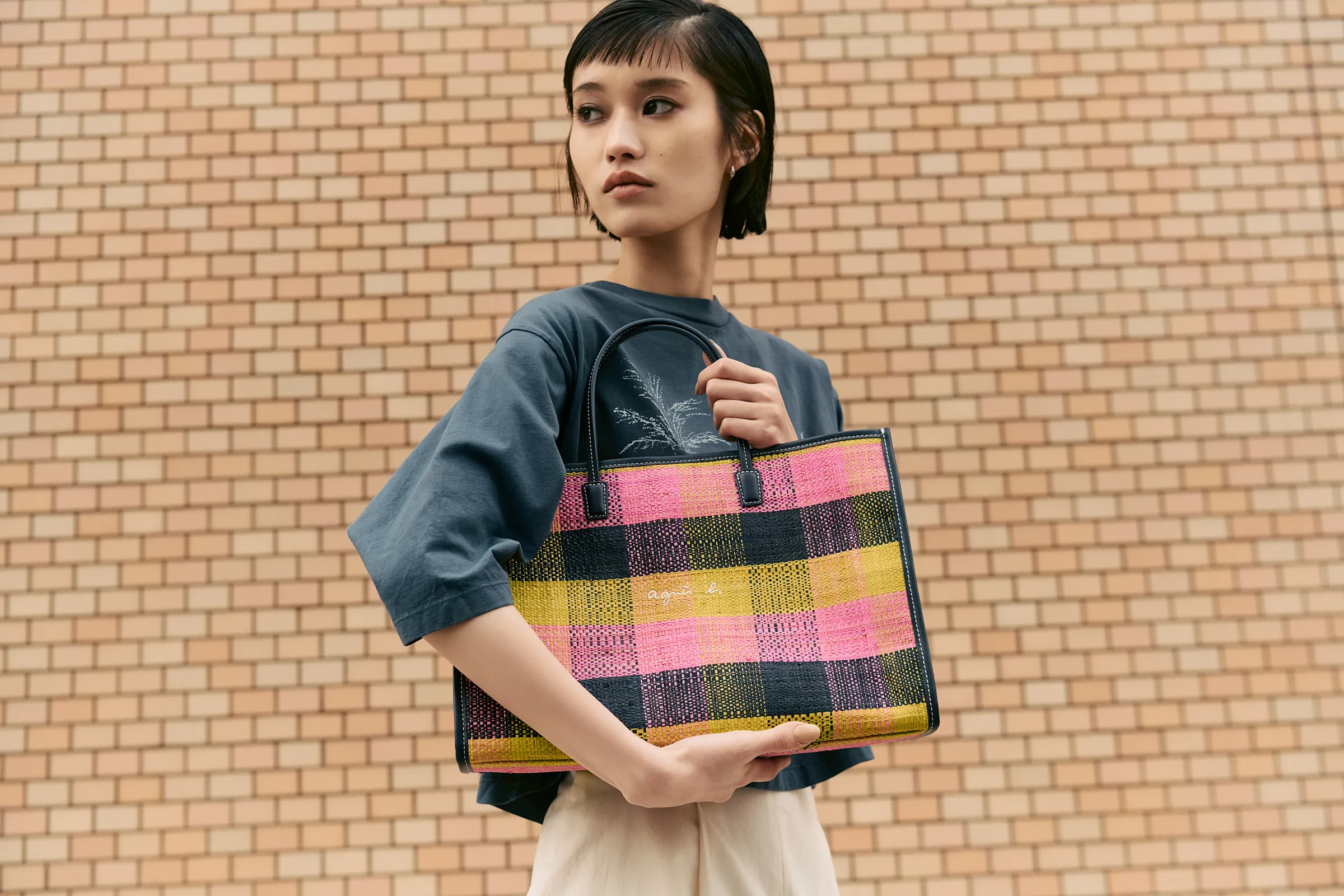 從城市一路背到海邊    agnès b.夏日編織包把法式鬆弛感拉滿       