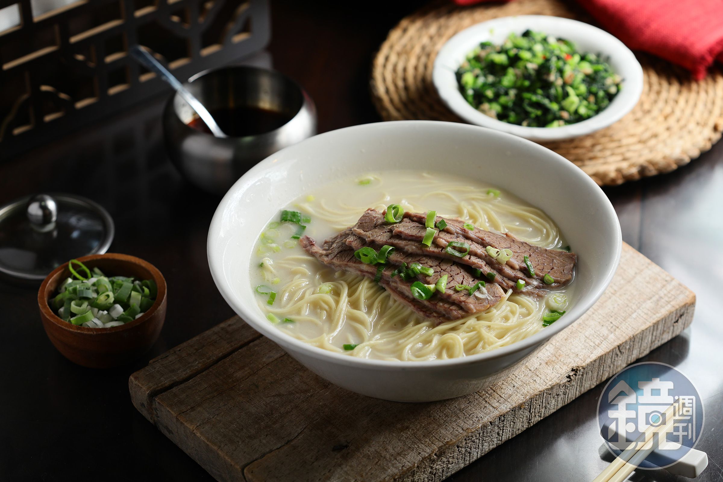 許多老客人點「清燉牛肉麵」（前，260元／碗），必定會再點盤小菜「雪裡紅」（後，60元／份），自己配成雪菜牛肉麵。