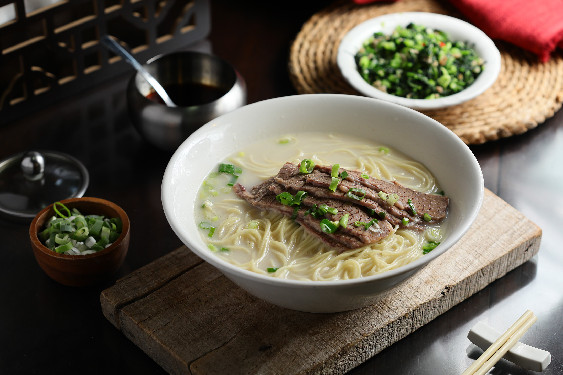 許多老客人點「清燉牛肉麵」（前，260元／碗），必定會再點盤小菜「雪裡紅」（後，60元／份），自己配成雪菜牛肉麵。