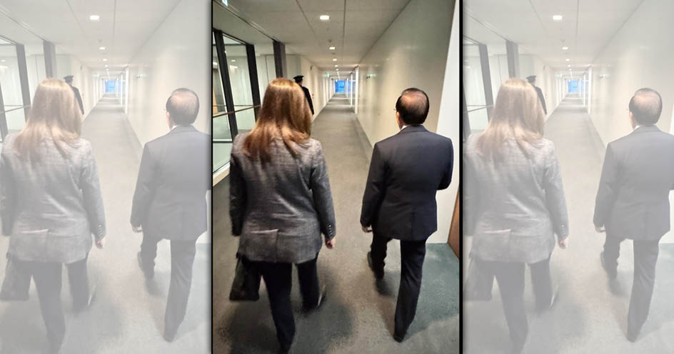 謝長廷遭污衊賄賂高市早苗，管碧玲貼「背影照」喊，台灣外交是一步一腳印走出來的。（取自管碧玲臉書）