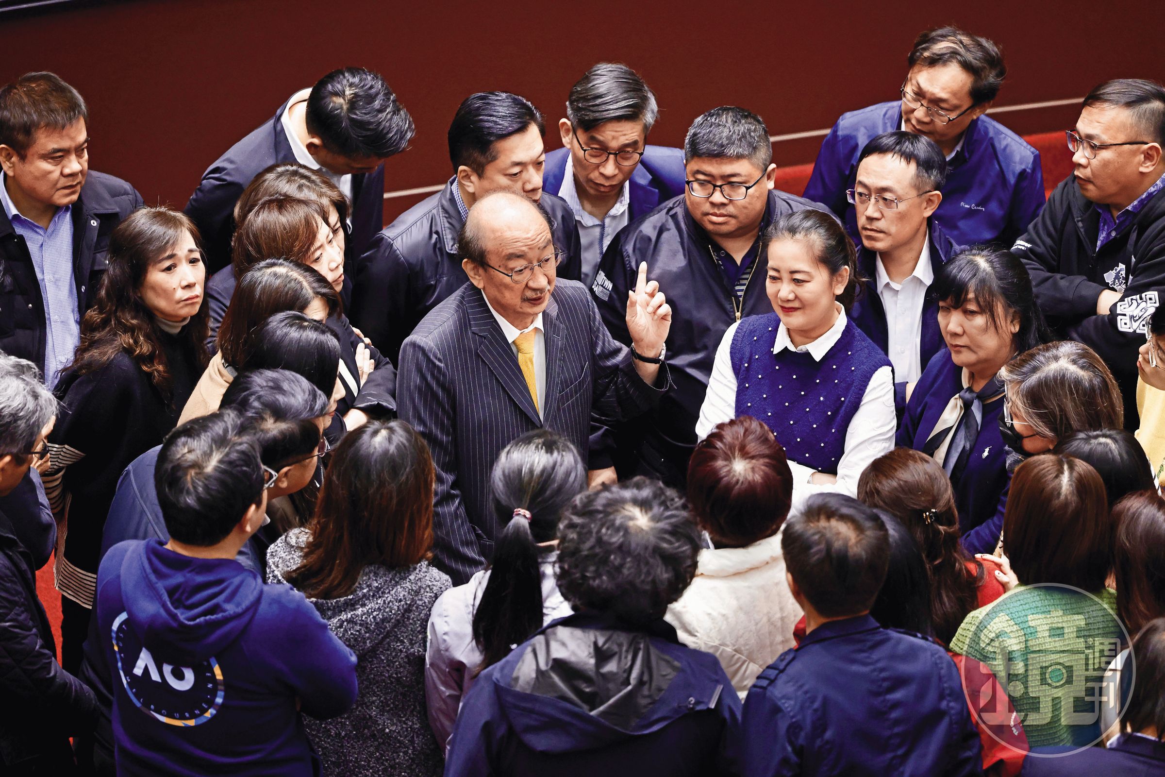 民進黨團目前有8位區域立委的罷免案進入第二階段連署。