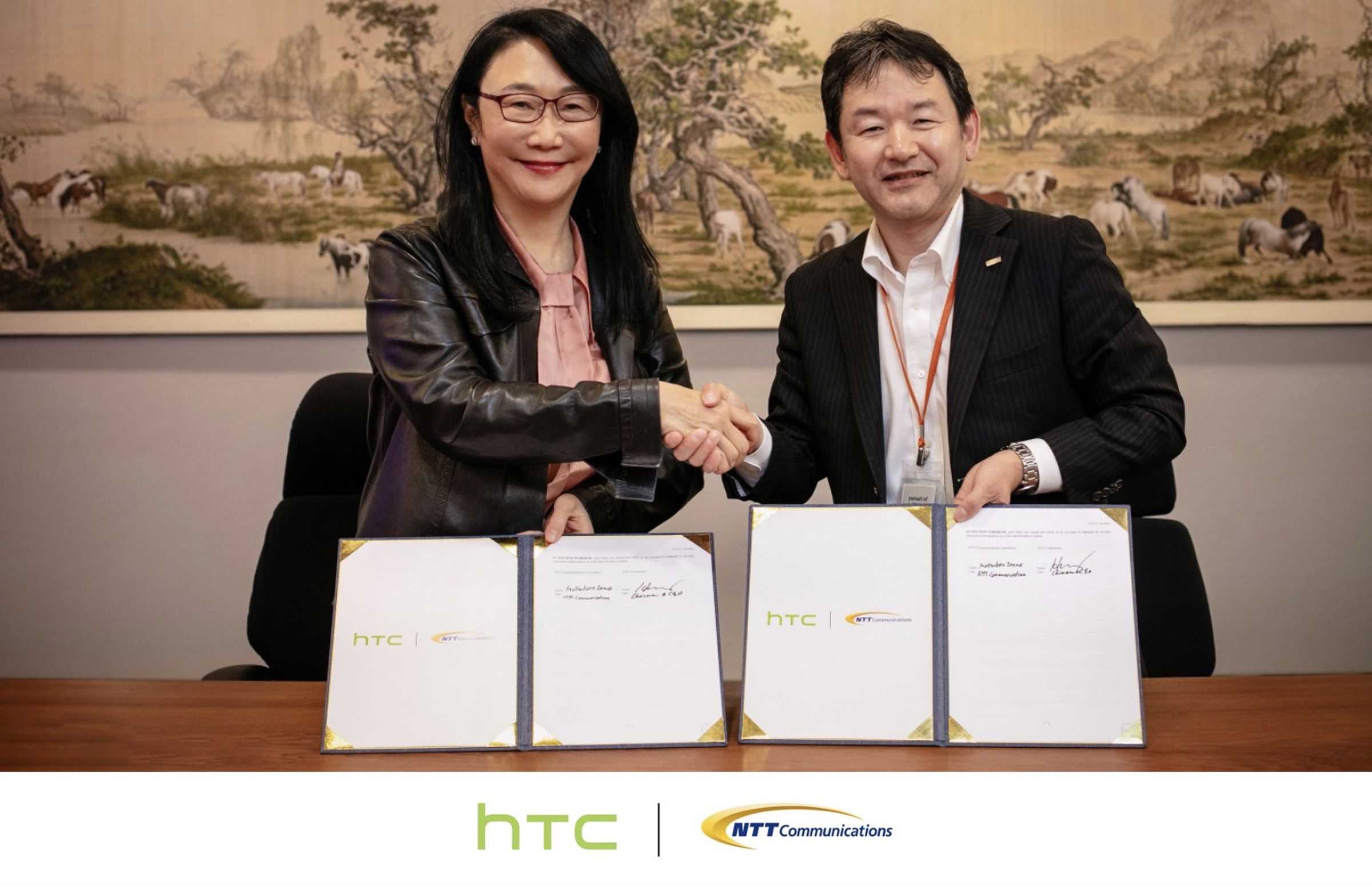 HTC 董事長暨執行長王雪紅與 NTT Communications 株式會社執行副總裁暨業務解決方案部總經理井上睦宏,簽署策略合作備忘錄(MOU)。(HTC提供)