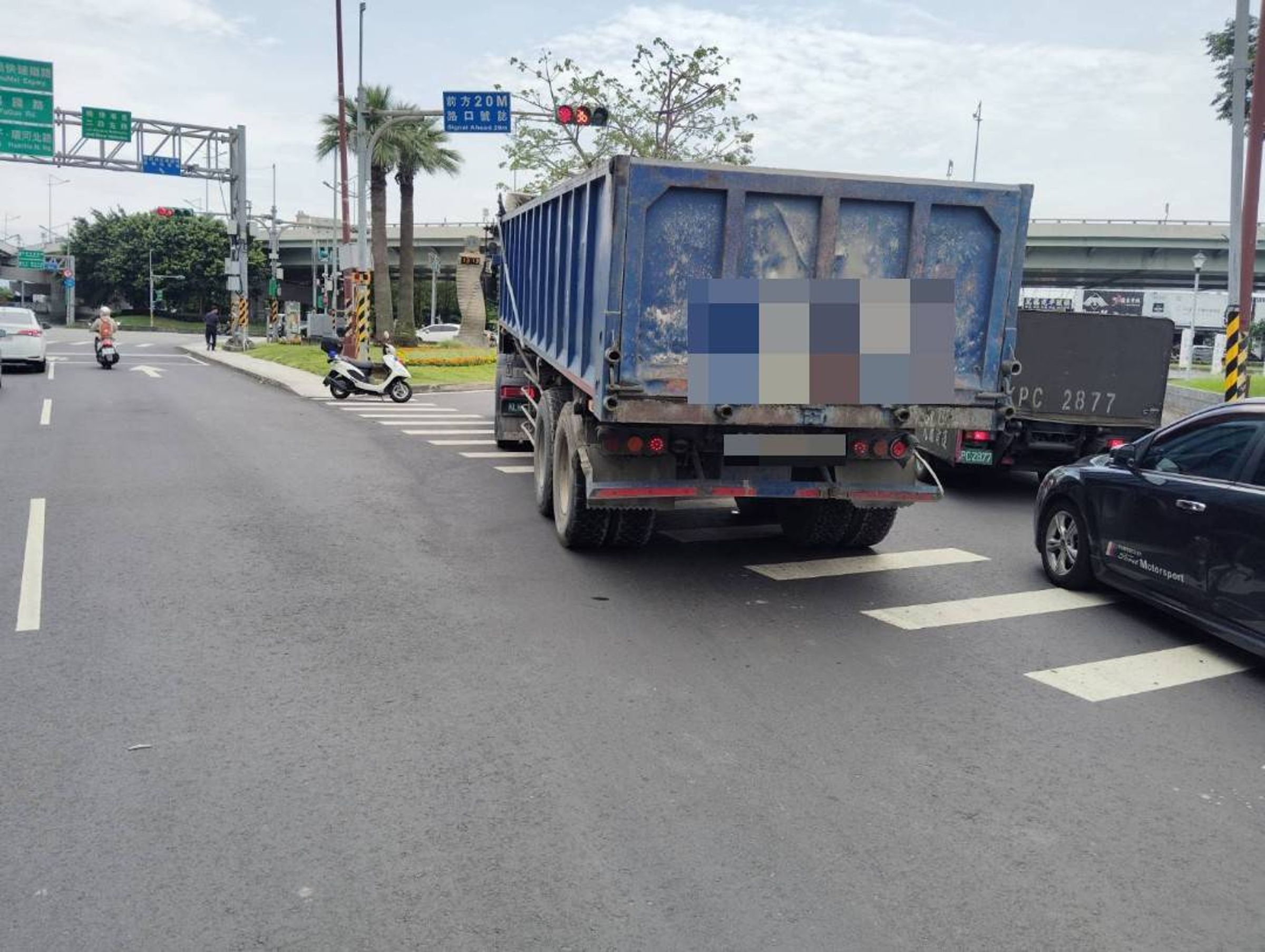 邱男騎單車直行時與聯結車翻生碰撞，被捲入車底，送醫不治。（翻攝畫面）