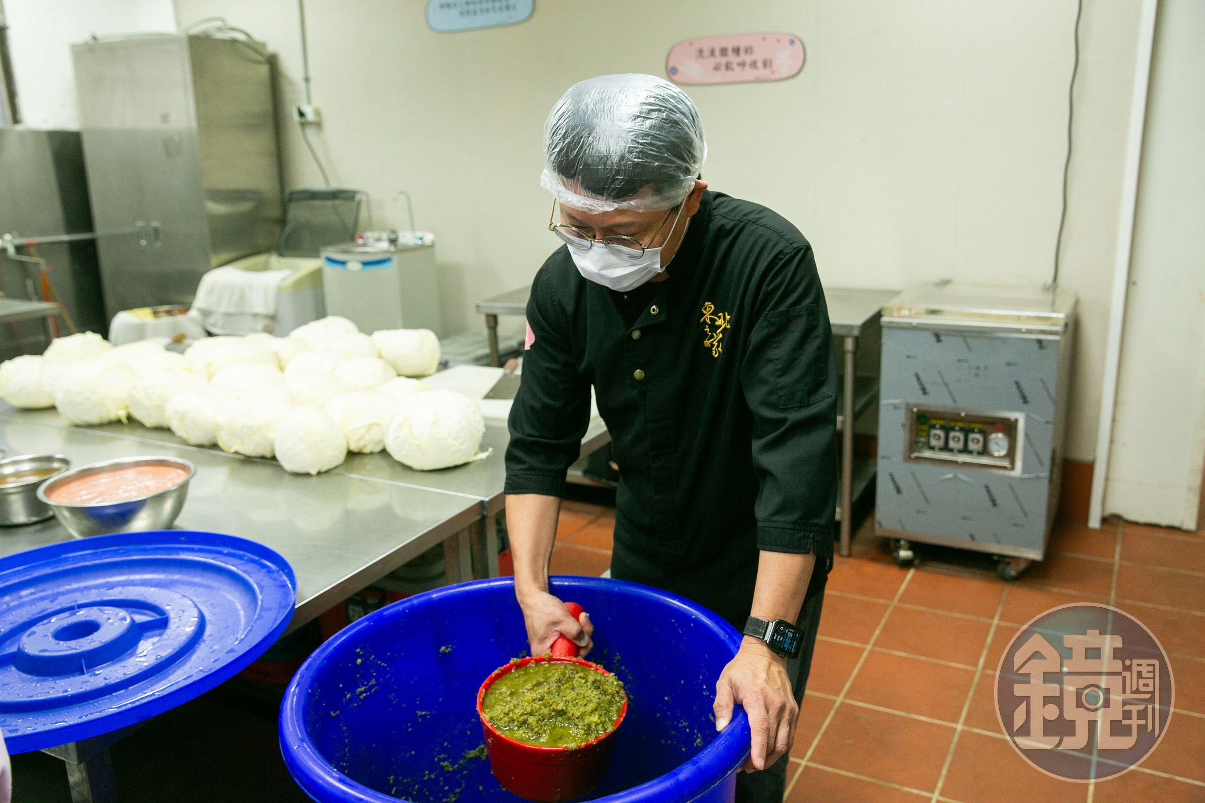 台灣的酸菜白肉鍋韭菜花醬幾乎都是小黃瓜醬，侯聯松使用韭菜混蘋果跟薑，做一桶要花2萬食材費用。
