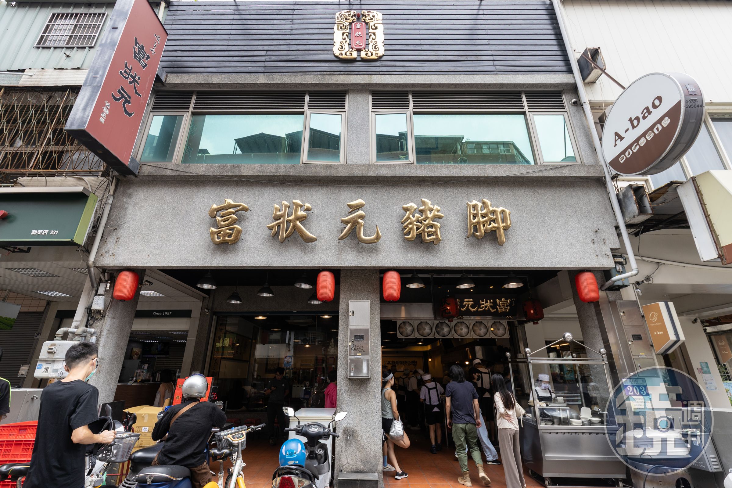 閏月前夕的「富狀元豬腳」，外帶人潮一波接一波上門。