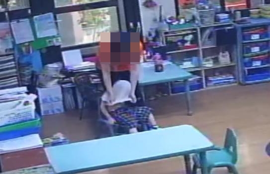 高雄市有幼兒園爆出兒虐事件，職員對3歲幼童「蓋布袋」拉上衣蓋頭部等誇張行徑。（翻攝自李雅慧臉書）