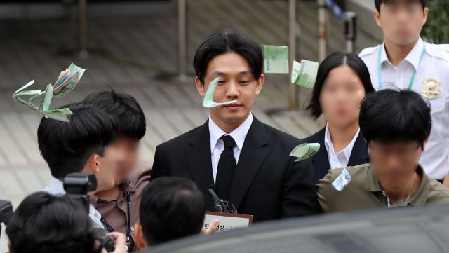 去年9月曾有民眾憤怒朝劉亞仁扔鈔票罵:「給你去牢裡花。」如今他真的要去坐牢了。(翻攝韓國國民日報網站)