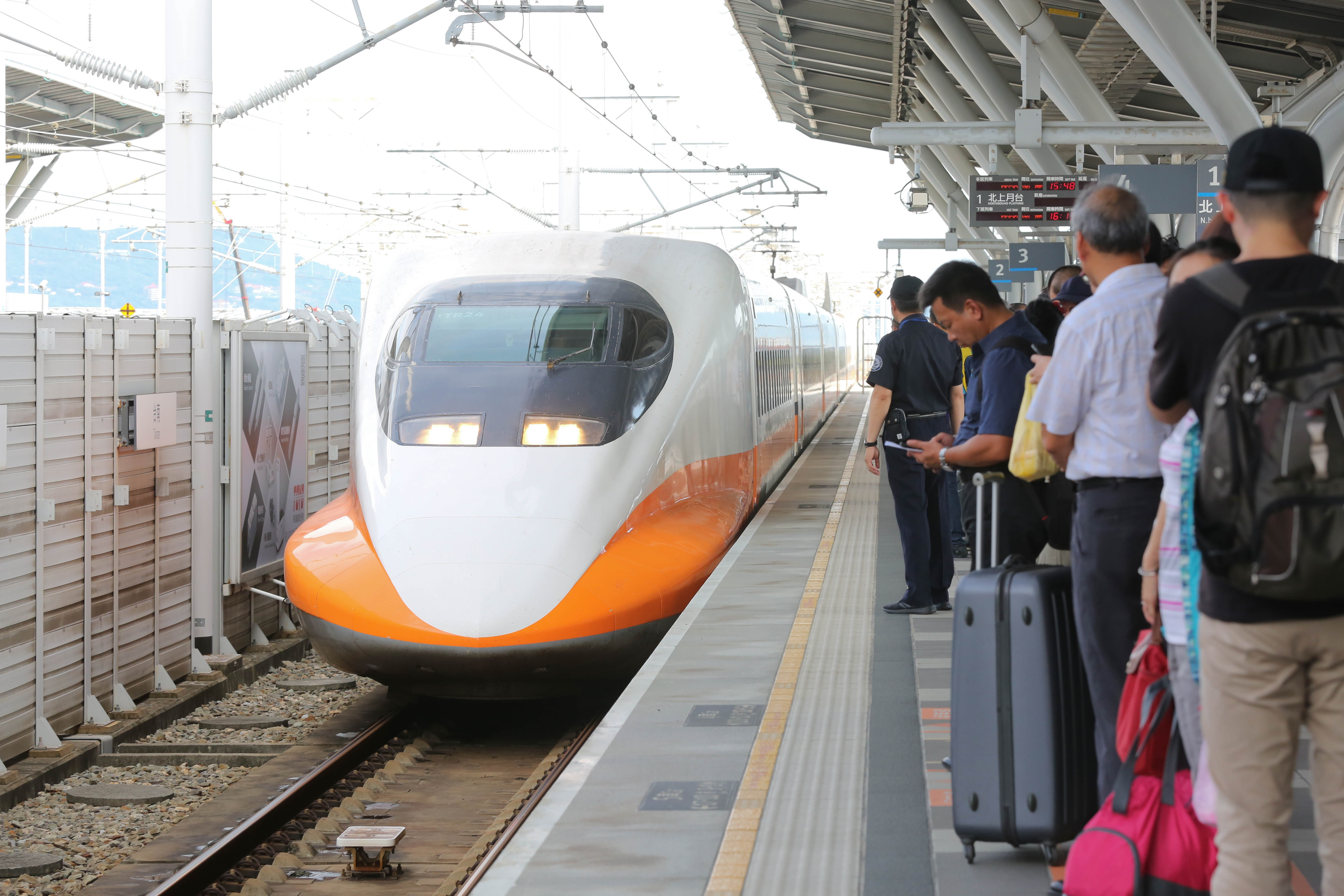 因應凱米襲台，高鐵稍早宣布調整午後列車班距。（示意圖，本刊資料照）