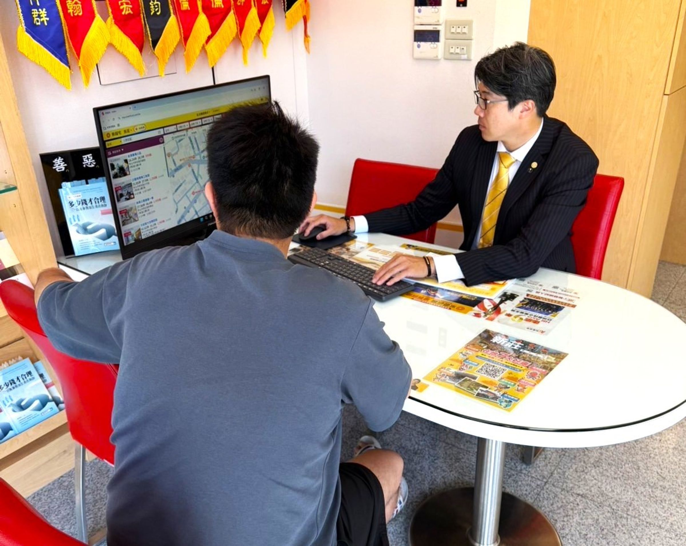 用科技精準解題、用真人傳遞溫度！永慶房屋以AI聰明分擔大數據整理，讓房仲服務回歸核心，全心滿足客戶的客製化售屋需求。（永慶房產集團提供）