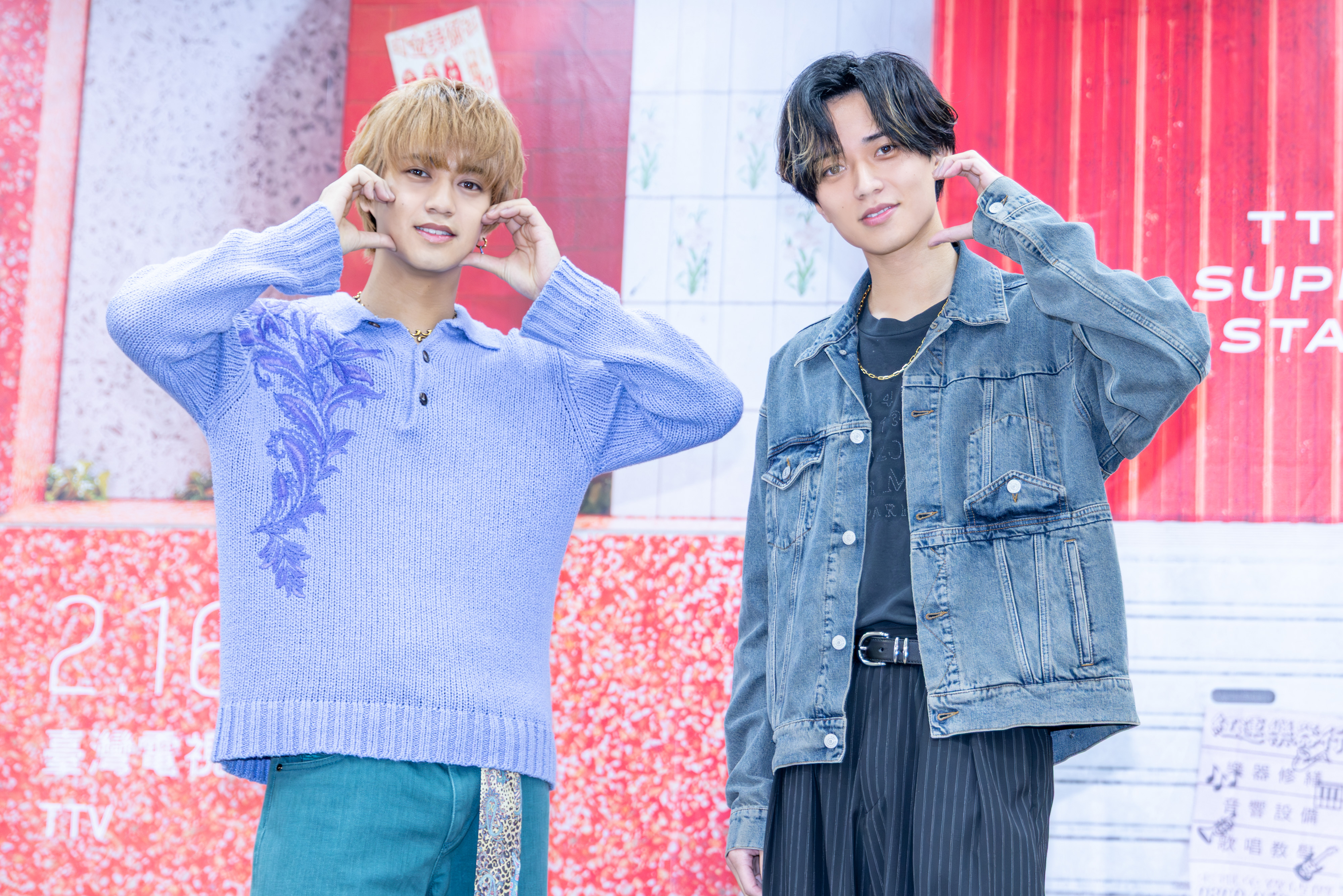 King & Prince為台視紅白獻出團體海外首秀,比臉頰愛心想甜死誰。
