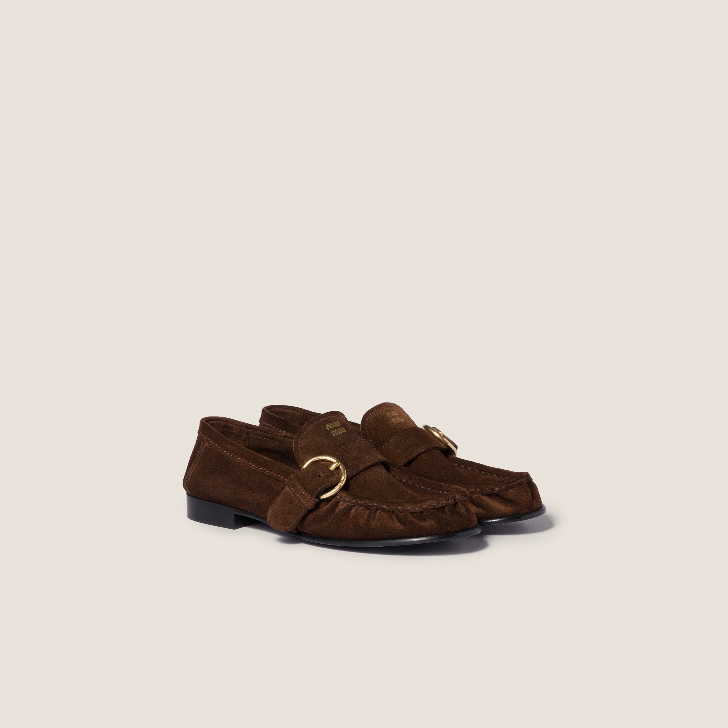 麂皮樂福鞋。NT$39,500（MIU MIU提供）