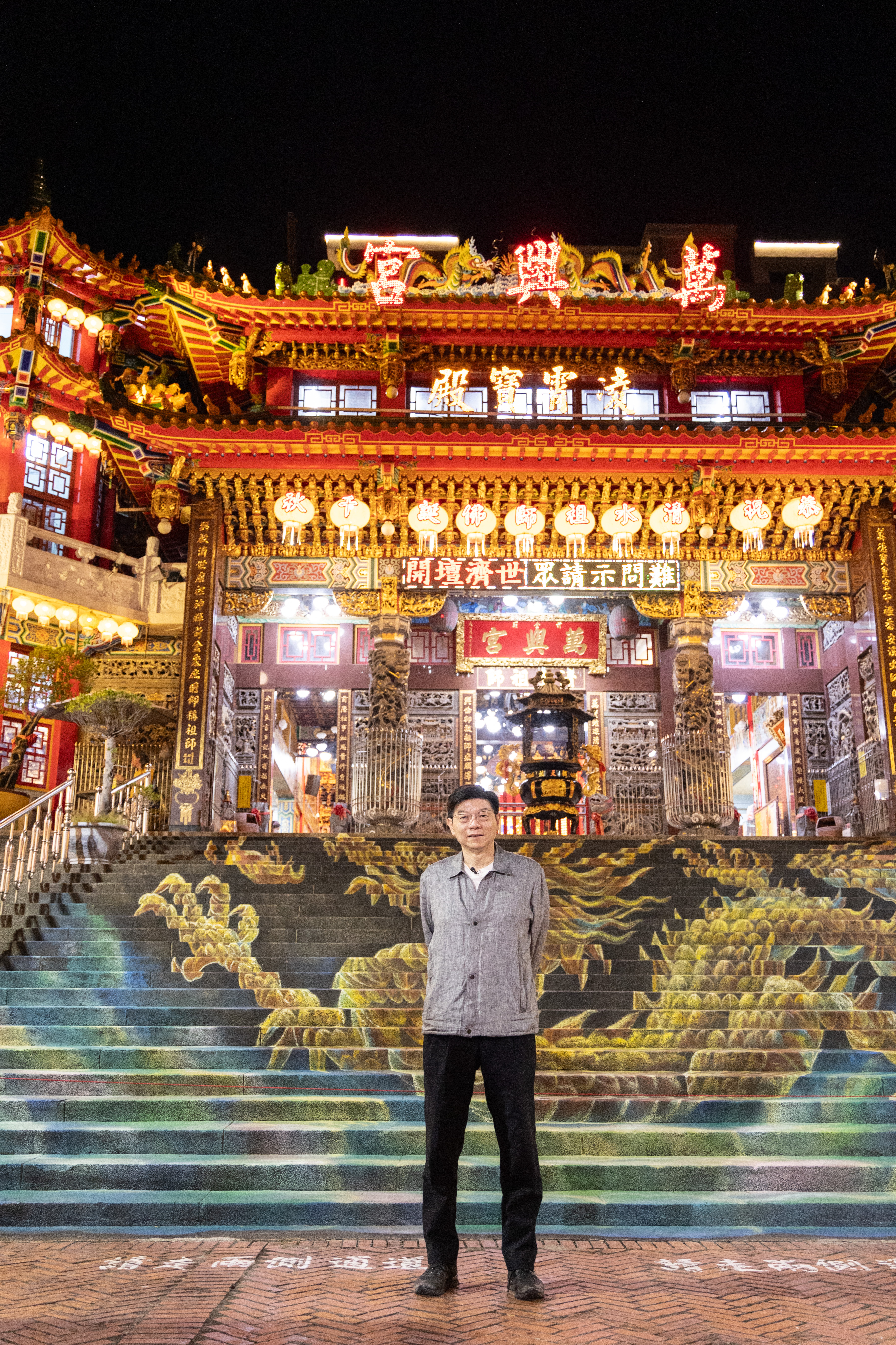 前金廟前階梯上有3D立體的金龍盤踞,氣勢驚人。